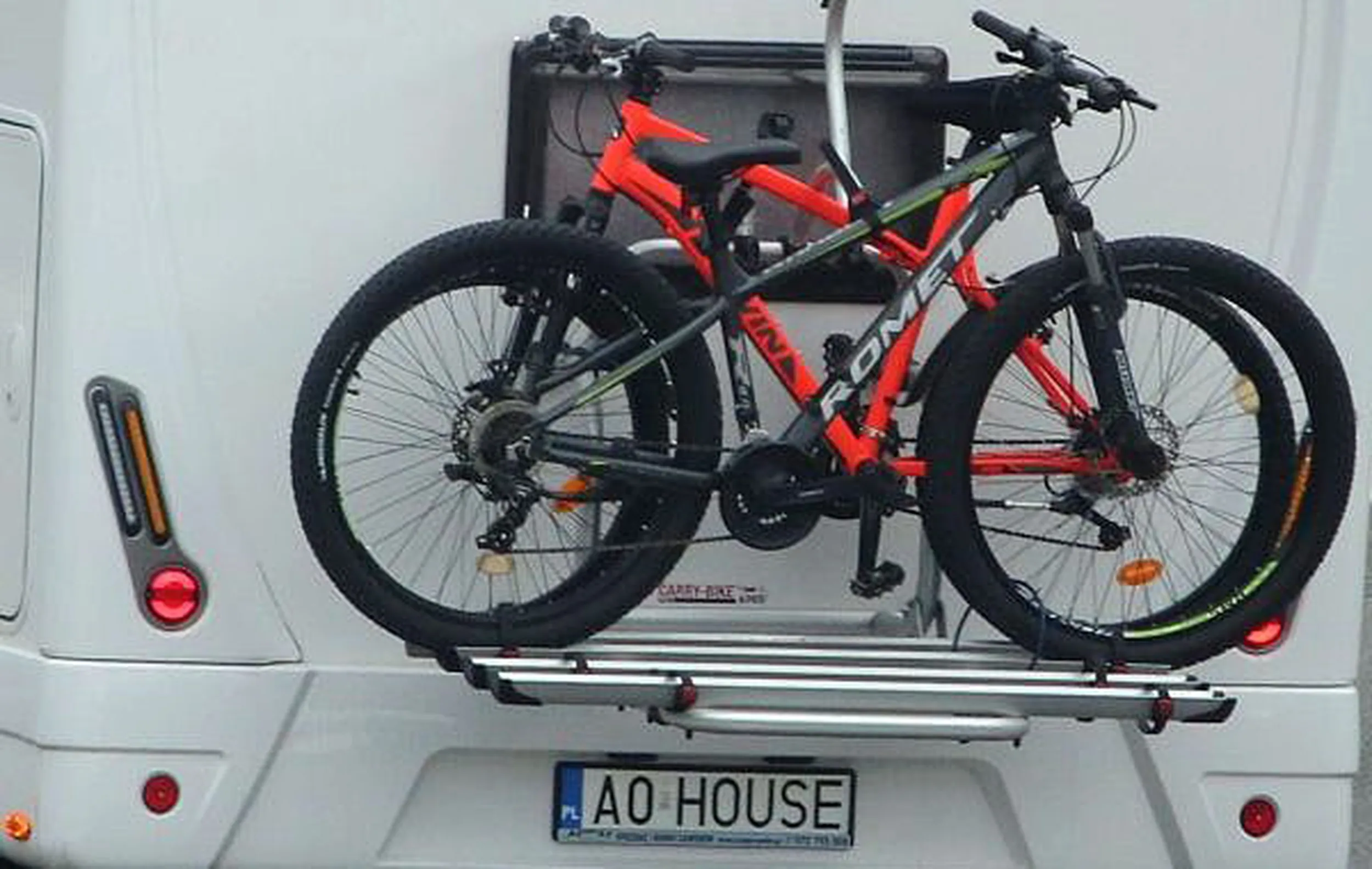 Fajny numer, blacha A0 HOUSE