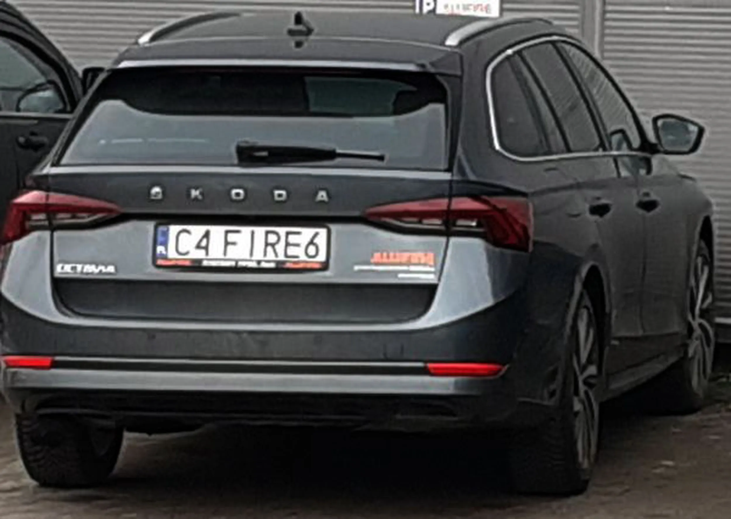 Fajny numer, blacha C4 FIRE6