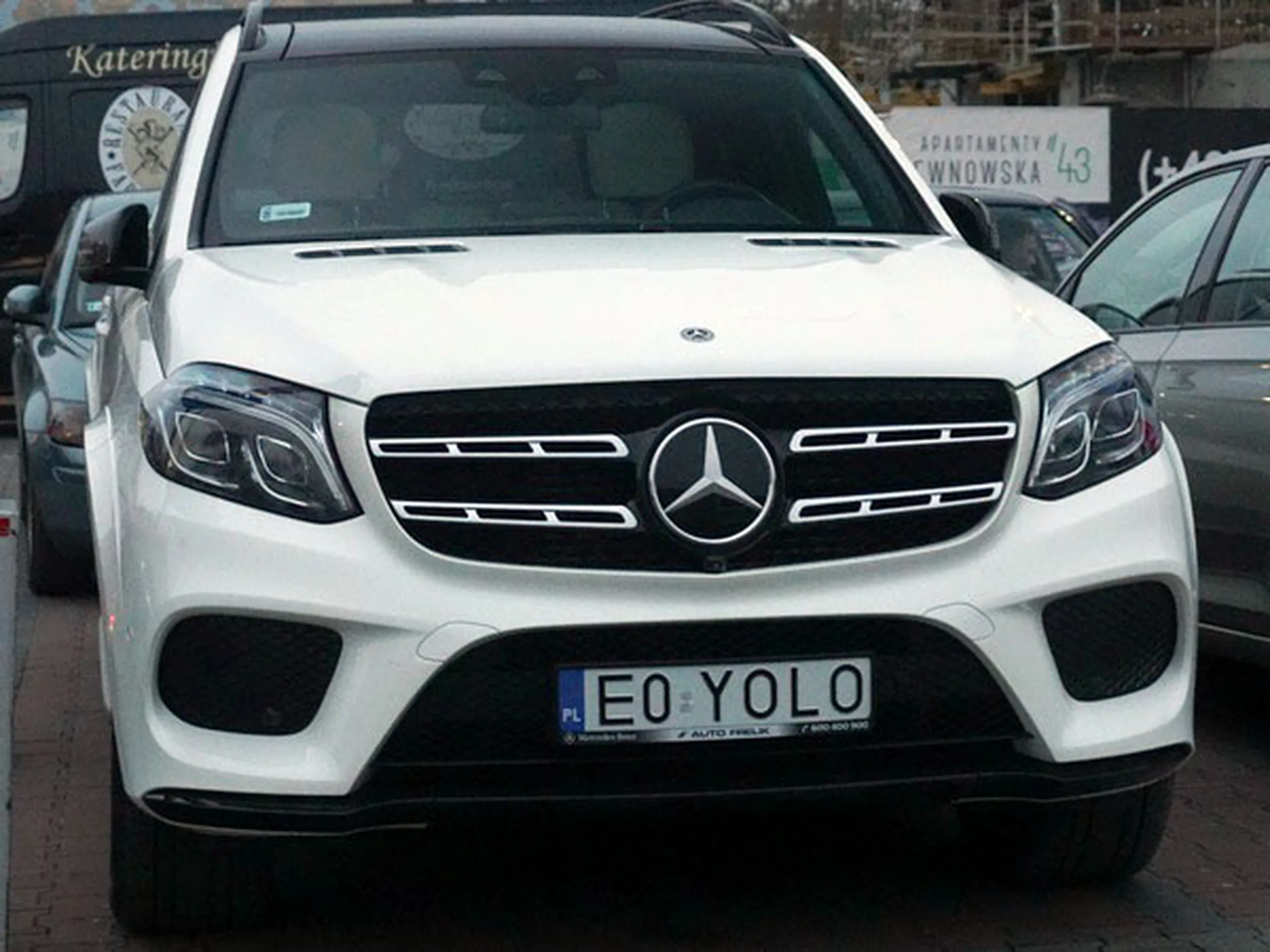 Fajny numer, blacha E0 YOLO