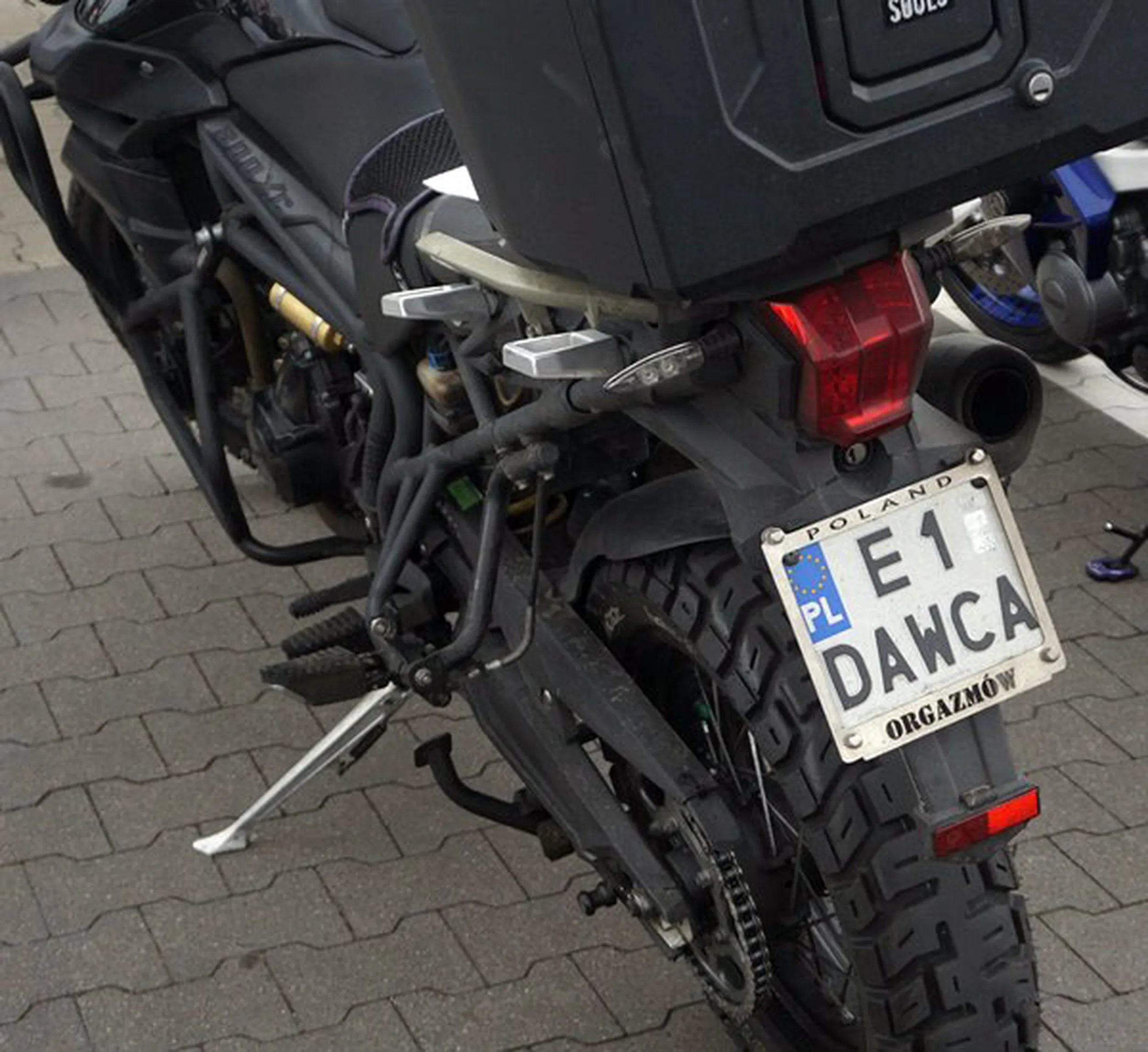 Fajny numer, blacha E1 DAWCA