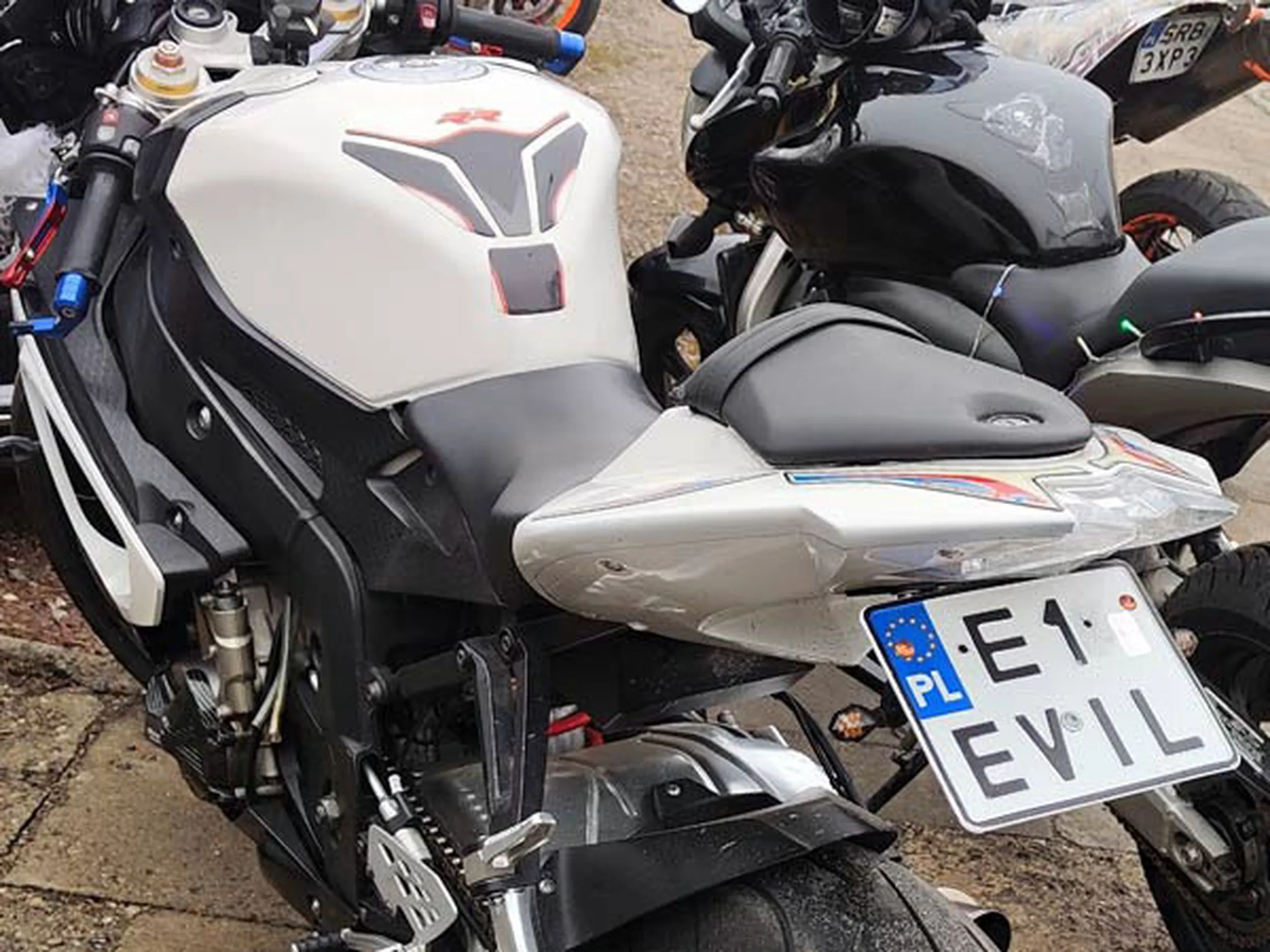 Fajny numer, blacha E1 EVIL