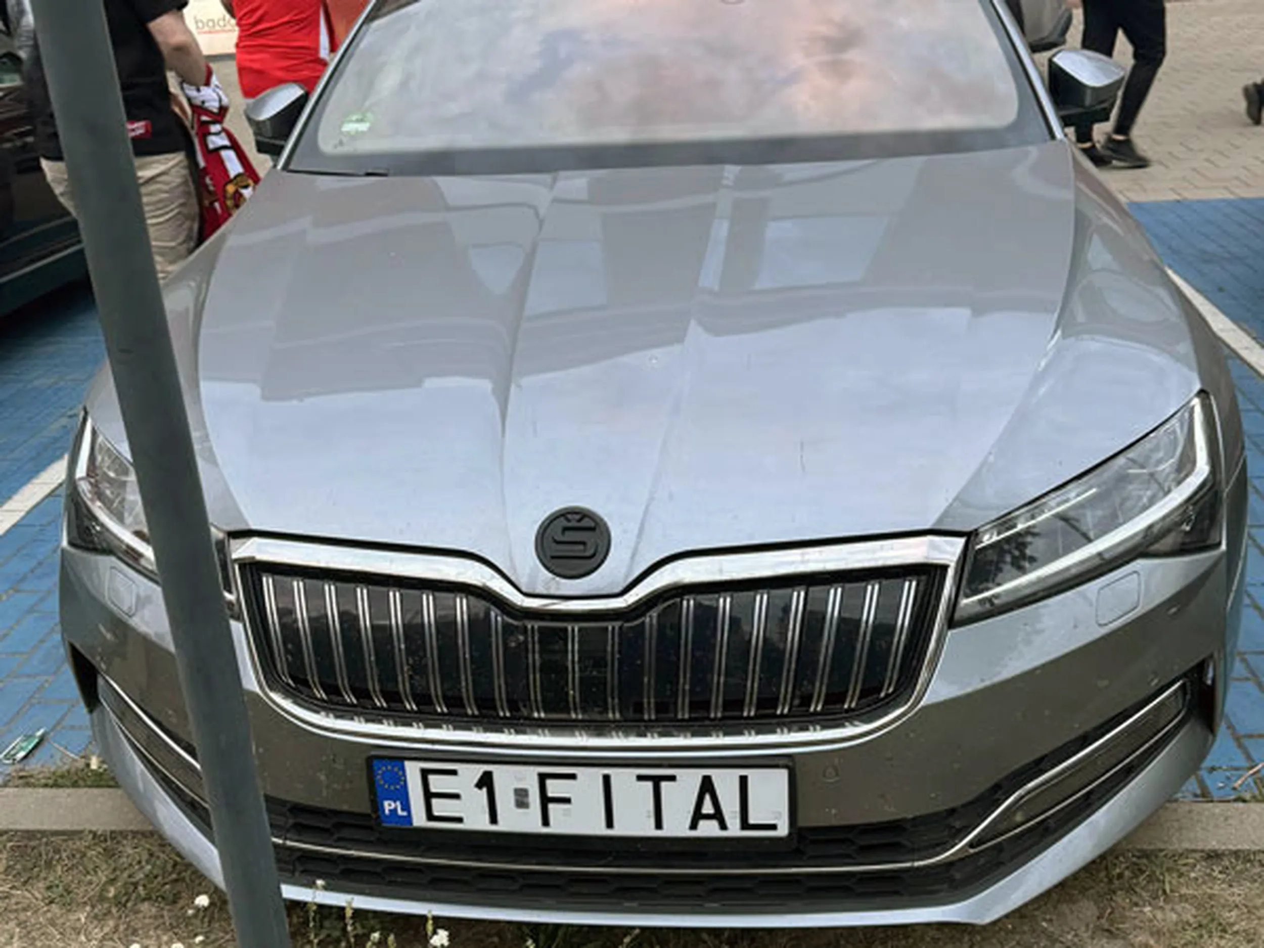 Fajny numer, blacha E1 FITAL