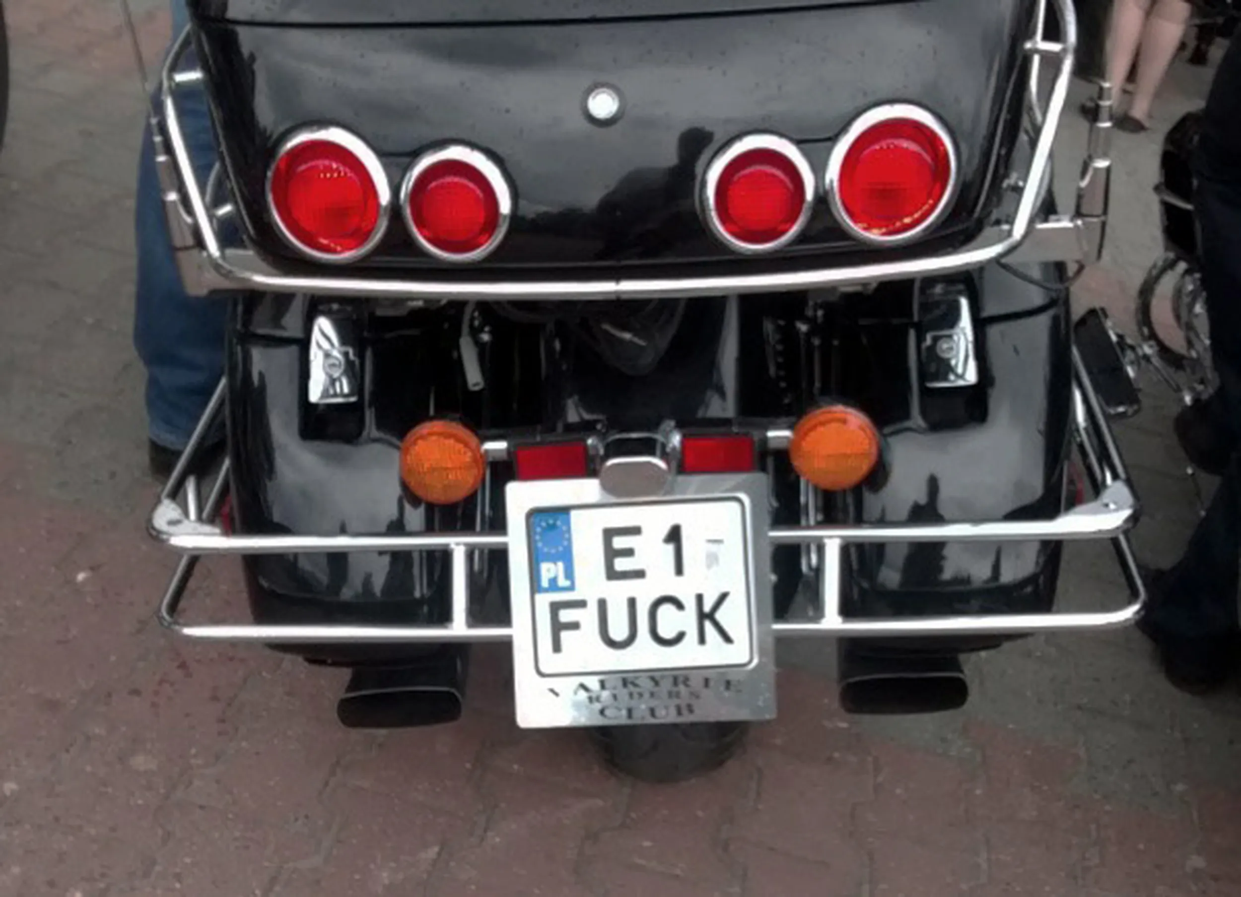 Fajny numer, blacha E1 FUCK