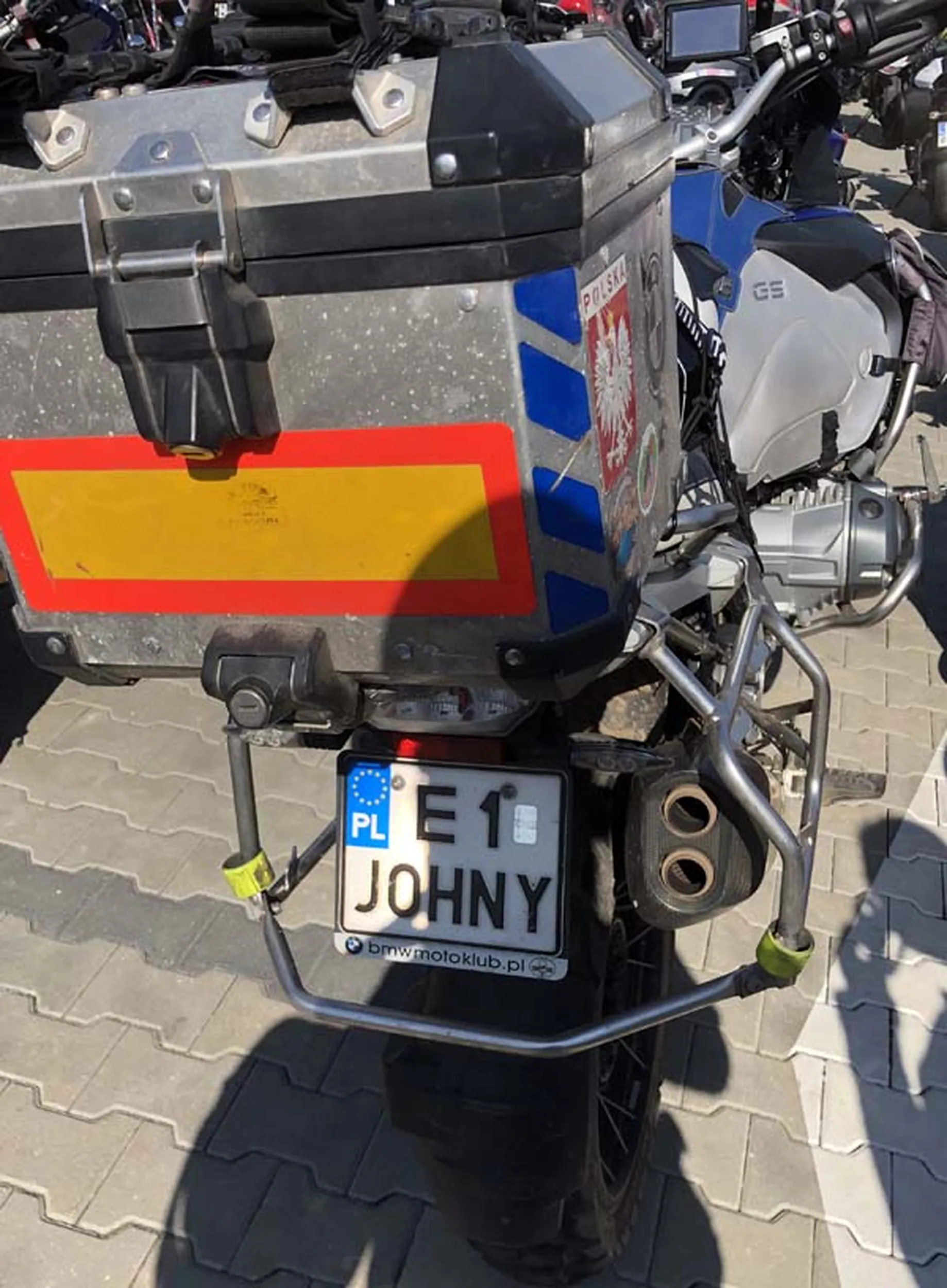 Fajny numer, blacha E1 JOHNY