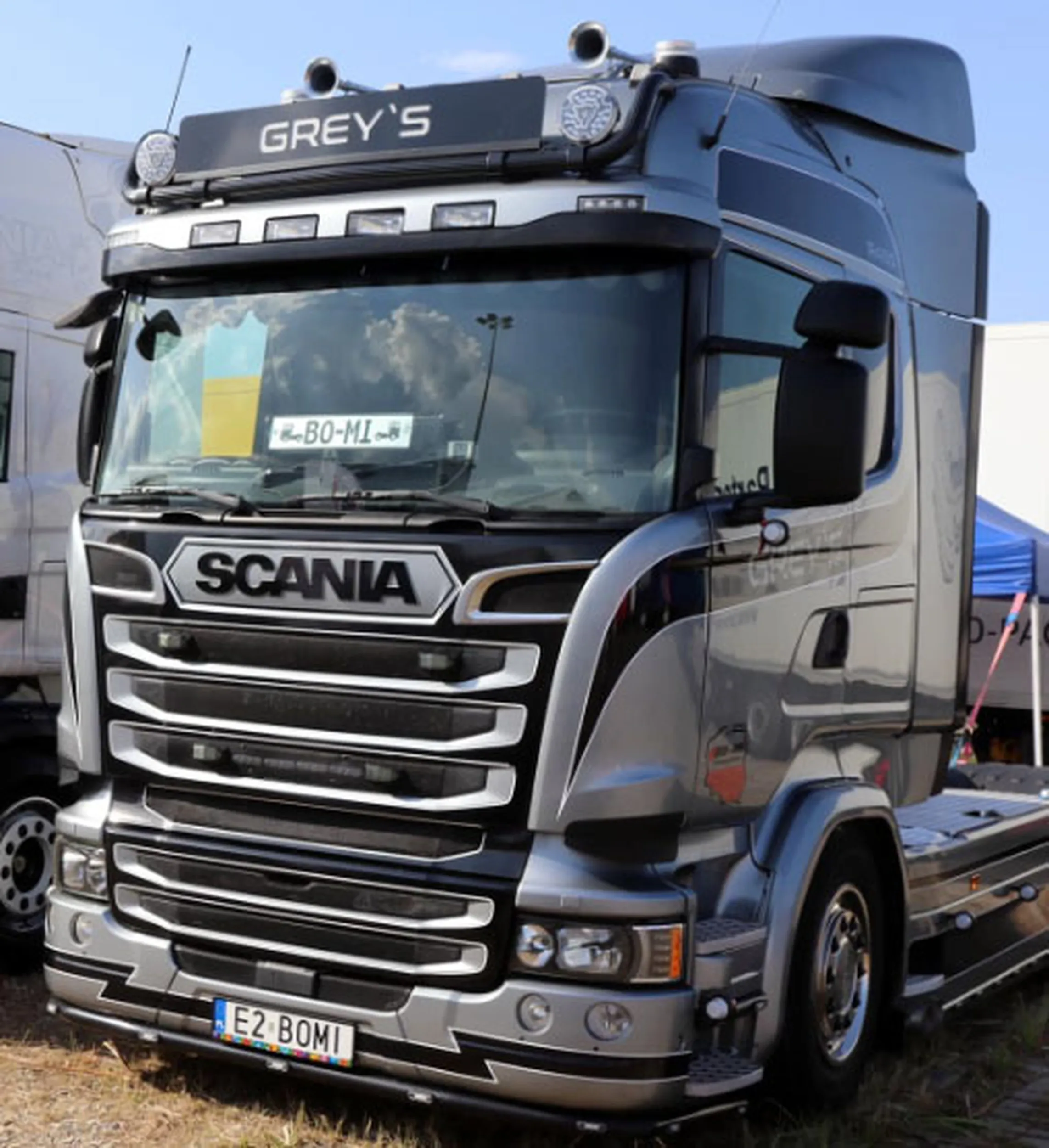 Fajny numer, blacha E2 BOMI