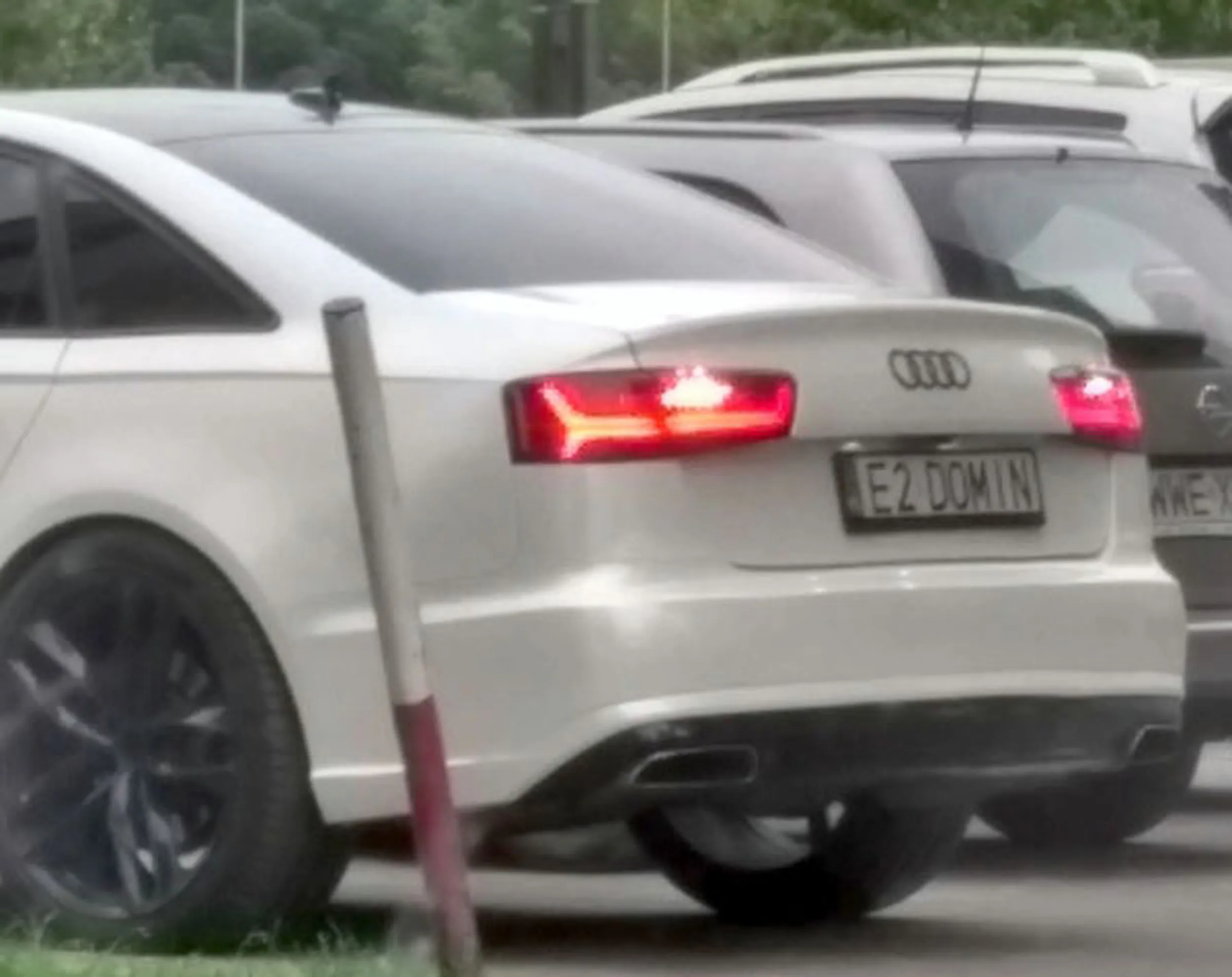 Fajny numer, blacha E2 DOMIN