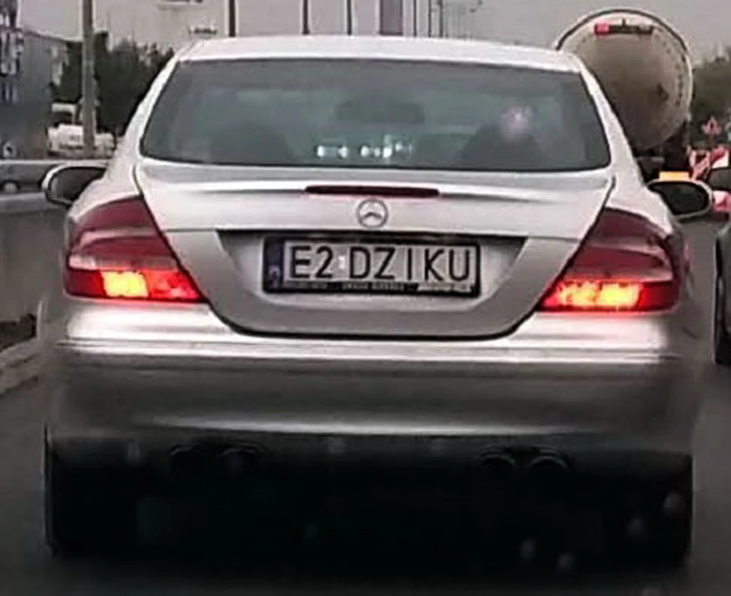 Fajny numer, blacha E2 DZIKU