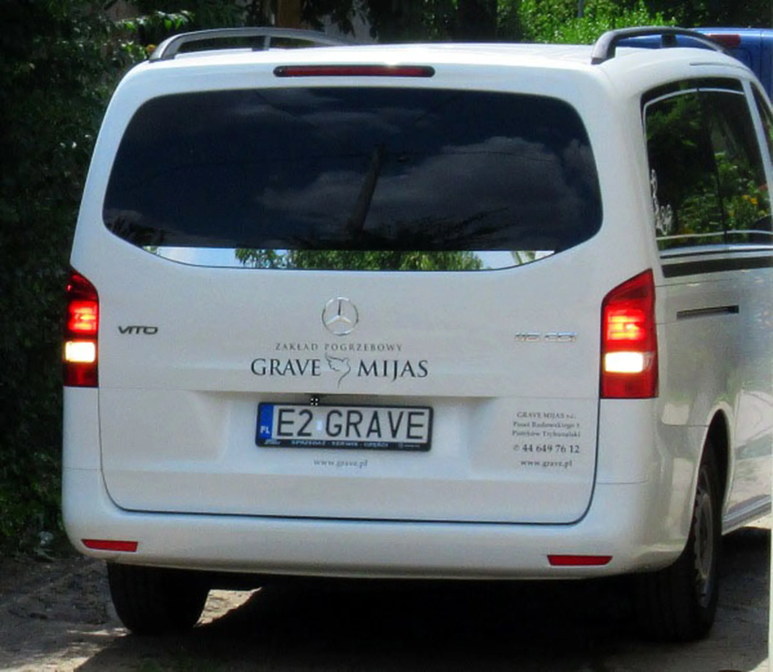 Fajny numer, blacha E2 GRAVE