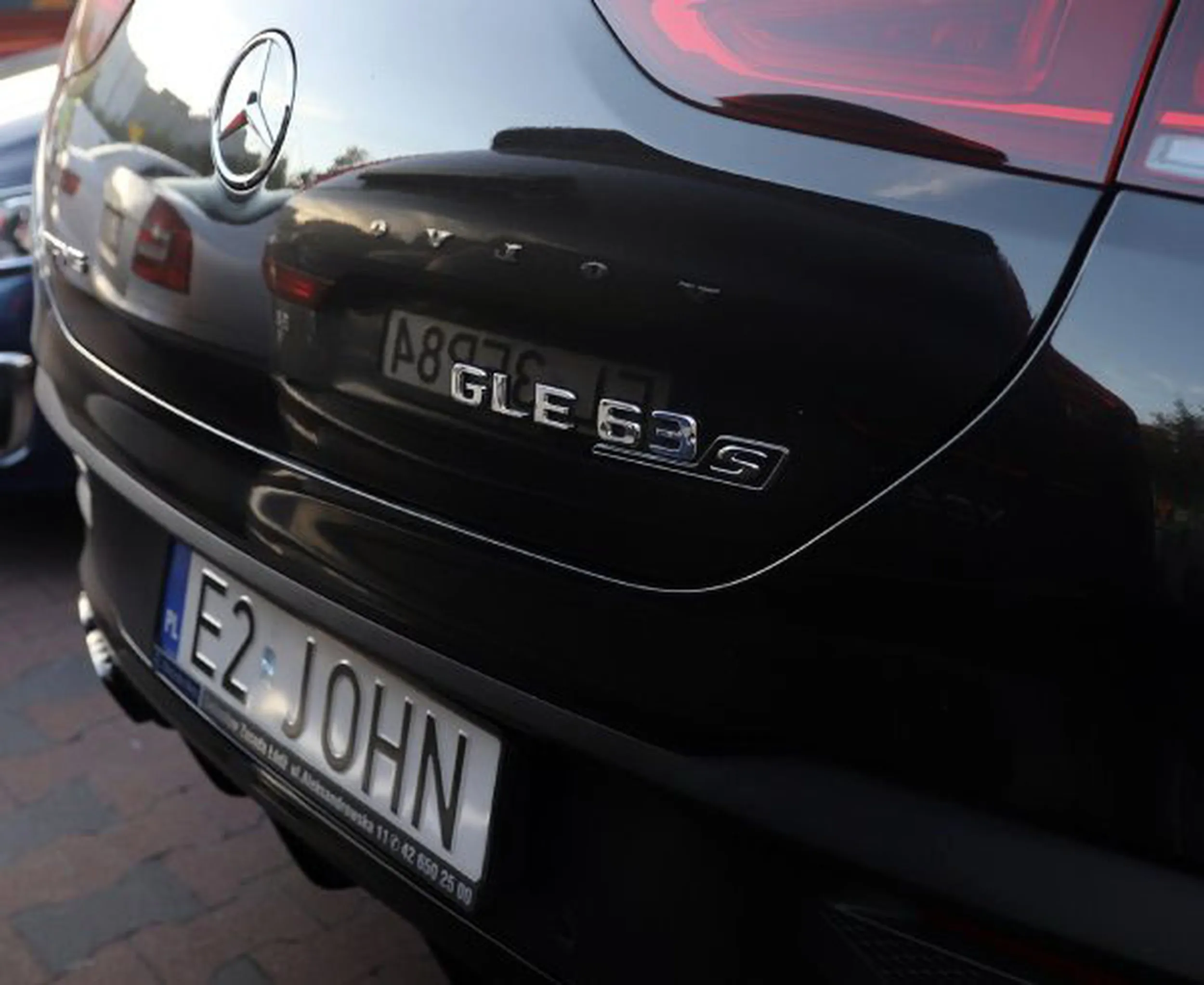 Fajny numer, blacha E2 JOHN