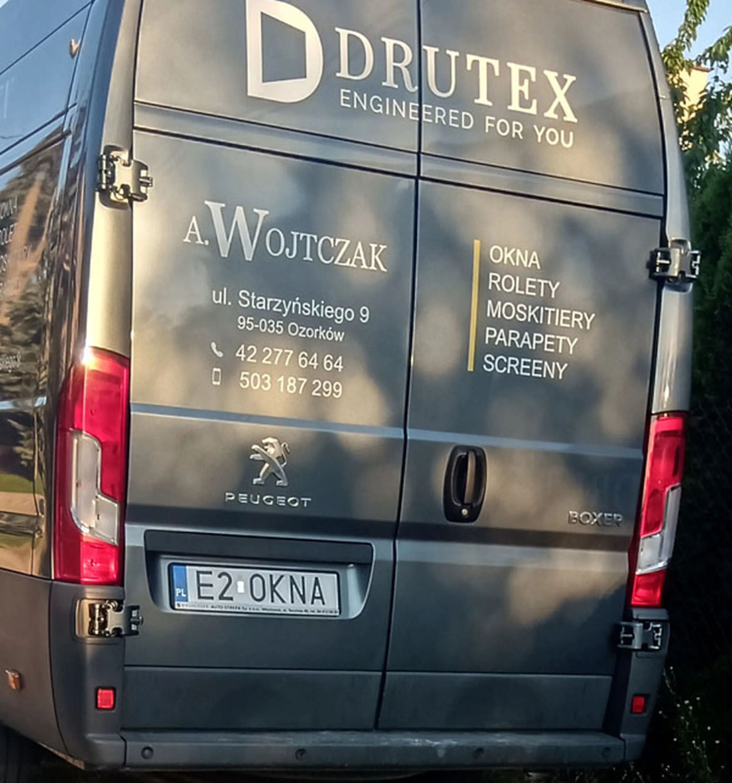 Fajny numer, blacha E2 OKNA