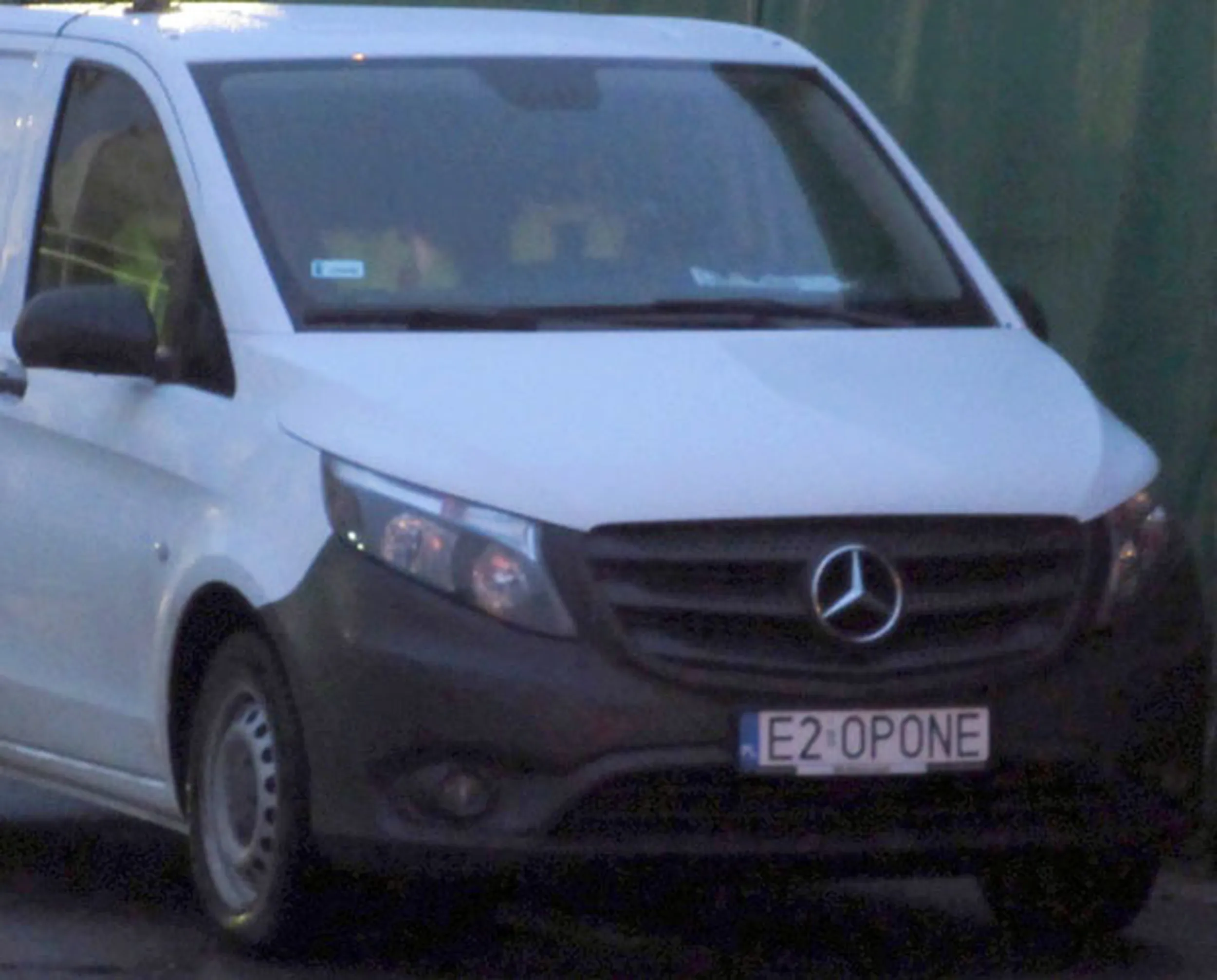 Fajny numer, blacha E2 OPONE