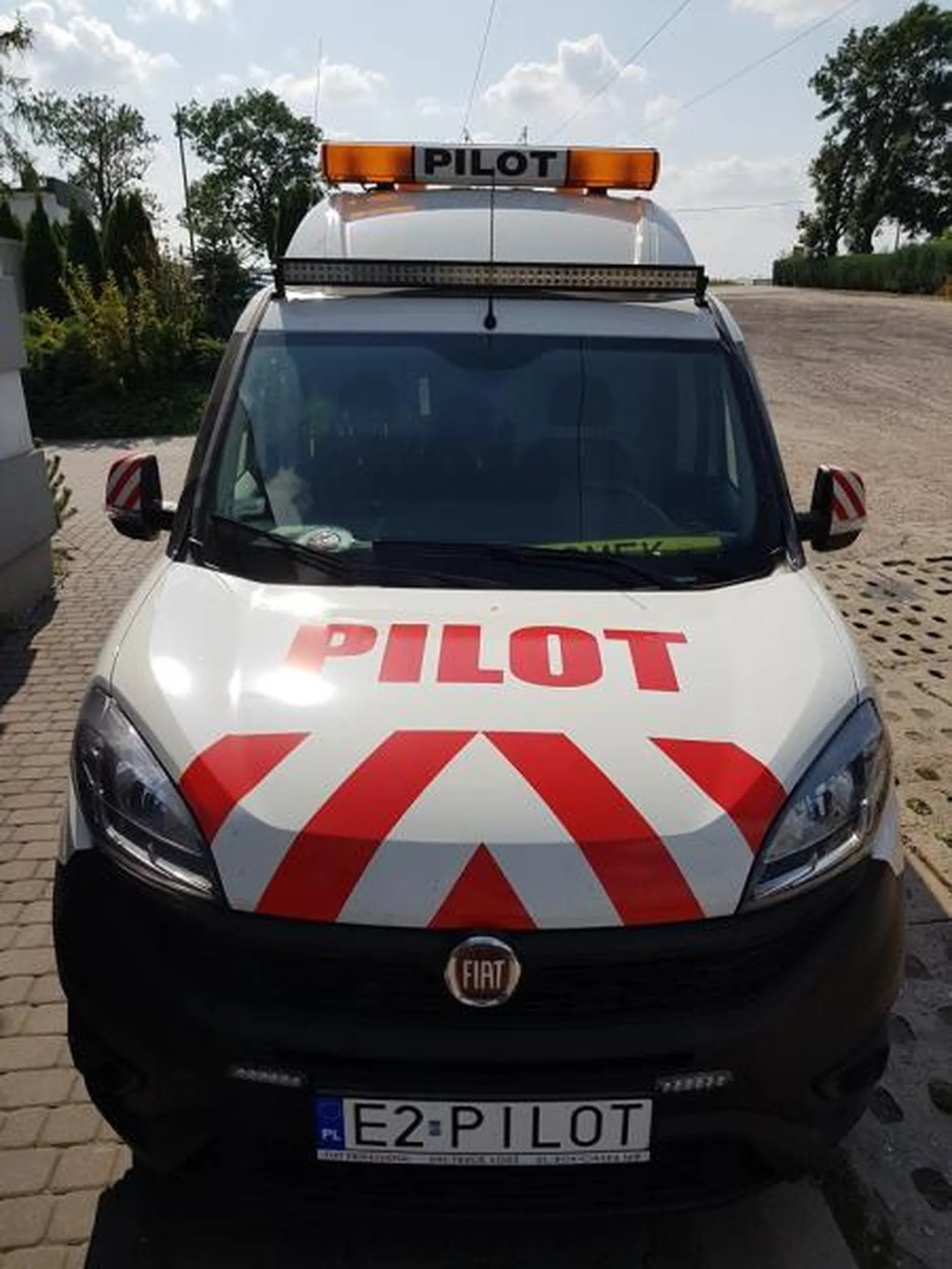 Fajny numer, blacha E2 PILOT