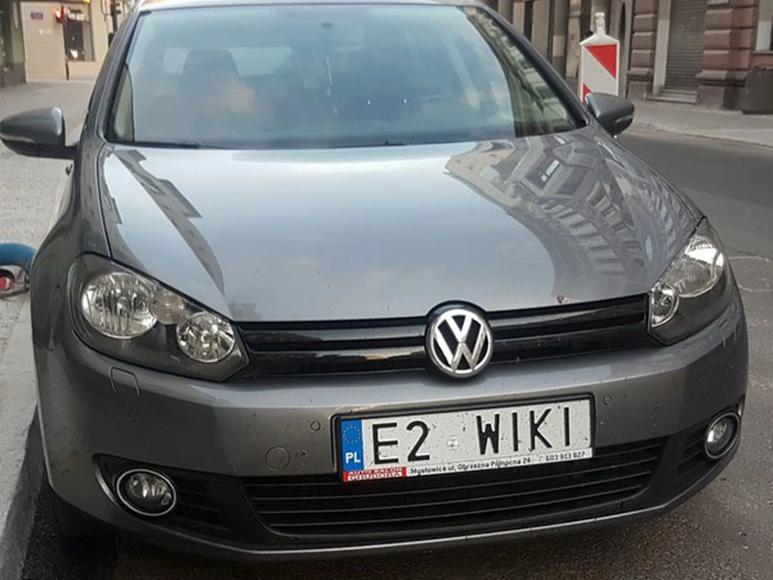 Fajny numer, blacha E2 WIKI