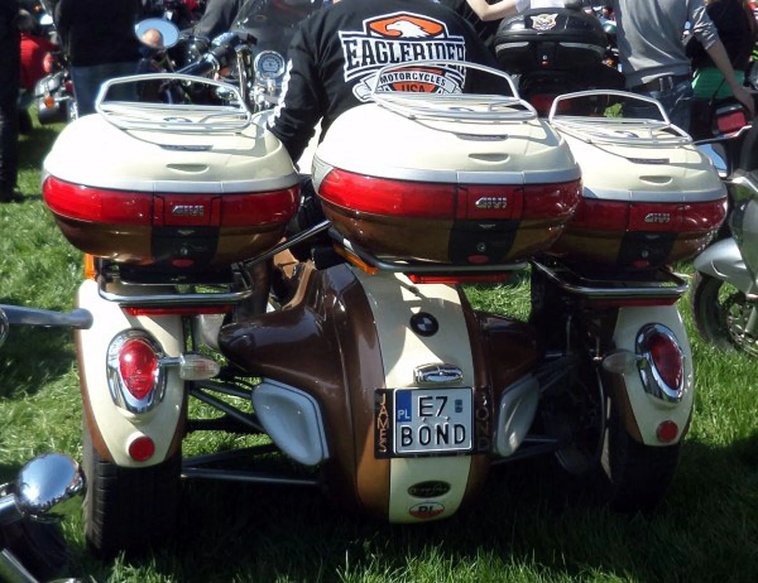 Fajny numer, blacha E7 BOND