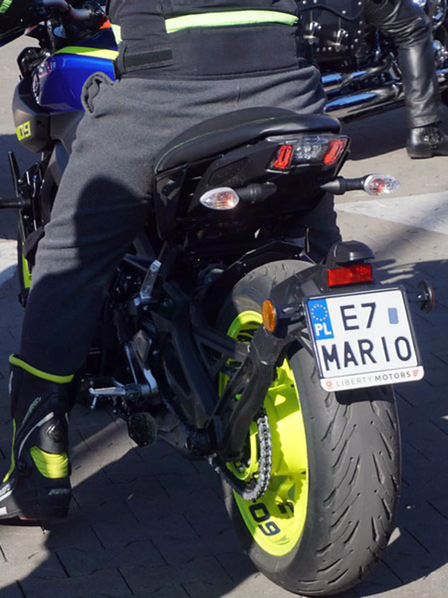 Fajny numer, blacha E7 MARI0