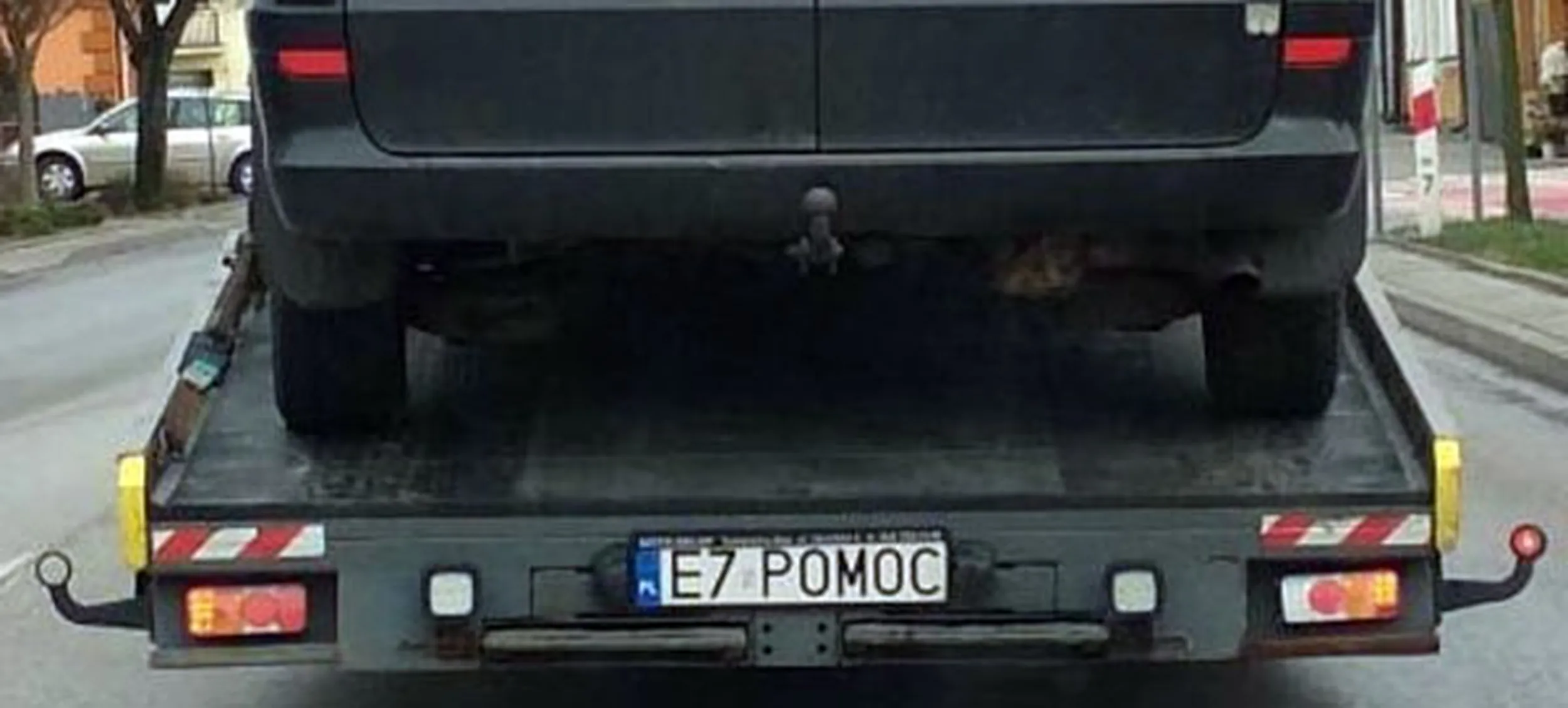 Fajny numer, blacha E7 POMOC