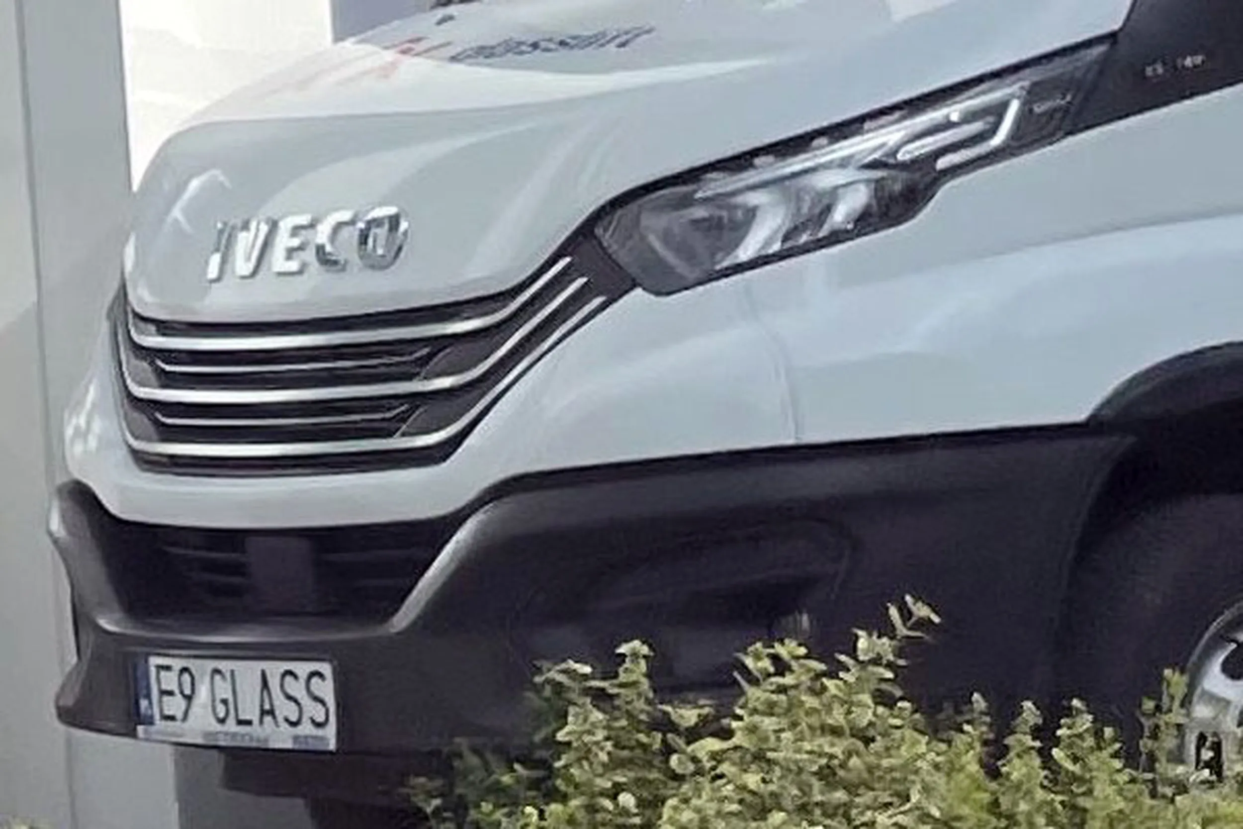 Fajny numer, blacha E9 GLASS