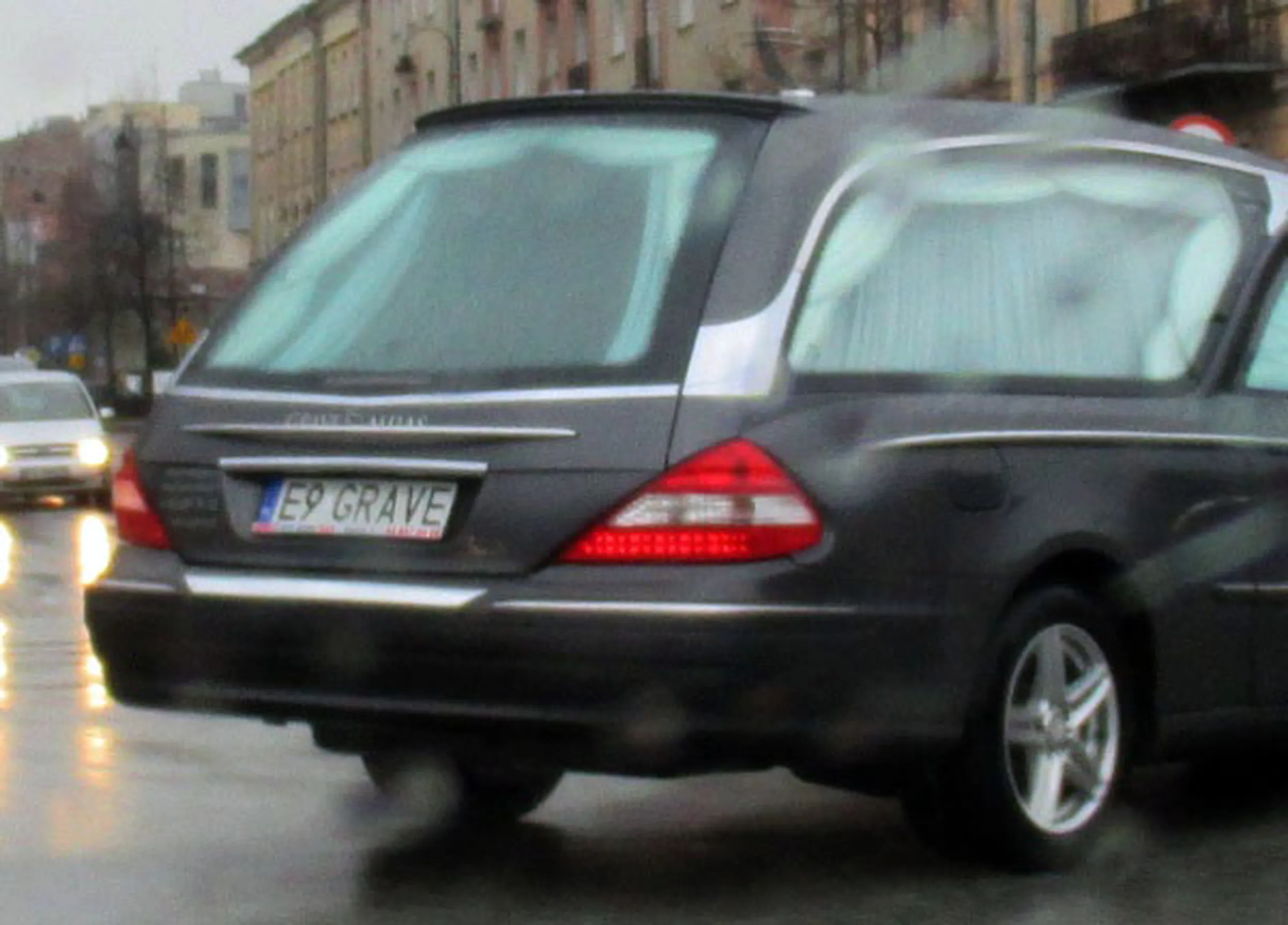 Fajny numer, blacha E9 GRAVE