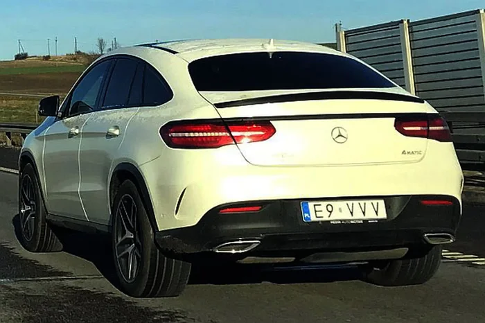 Fajny numer, blacha E9 VVV