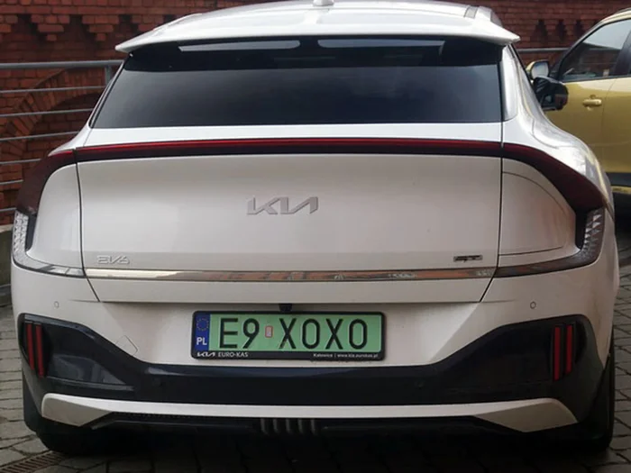 Fajny numer, blacha E9 XOXO