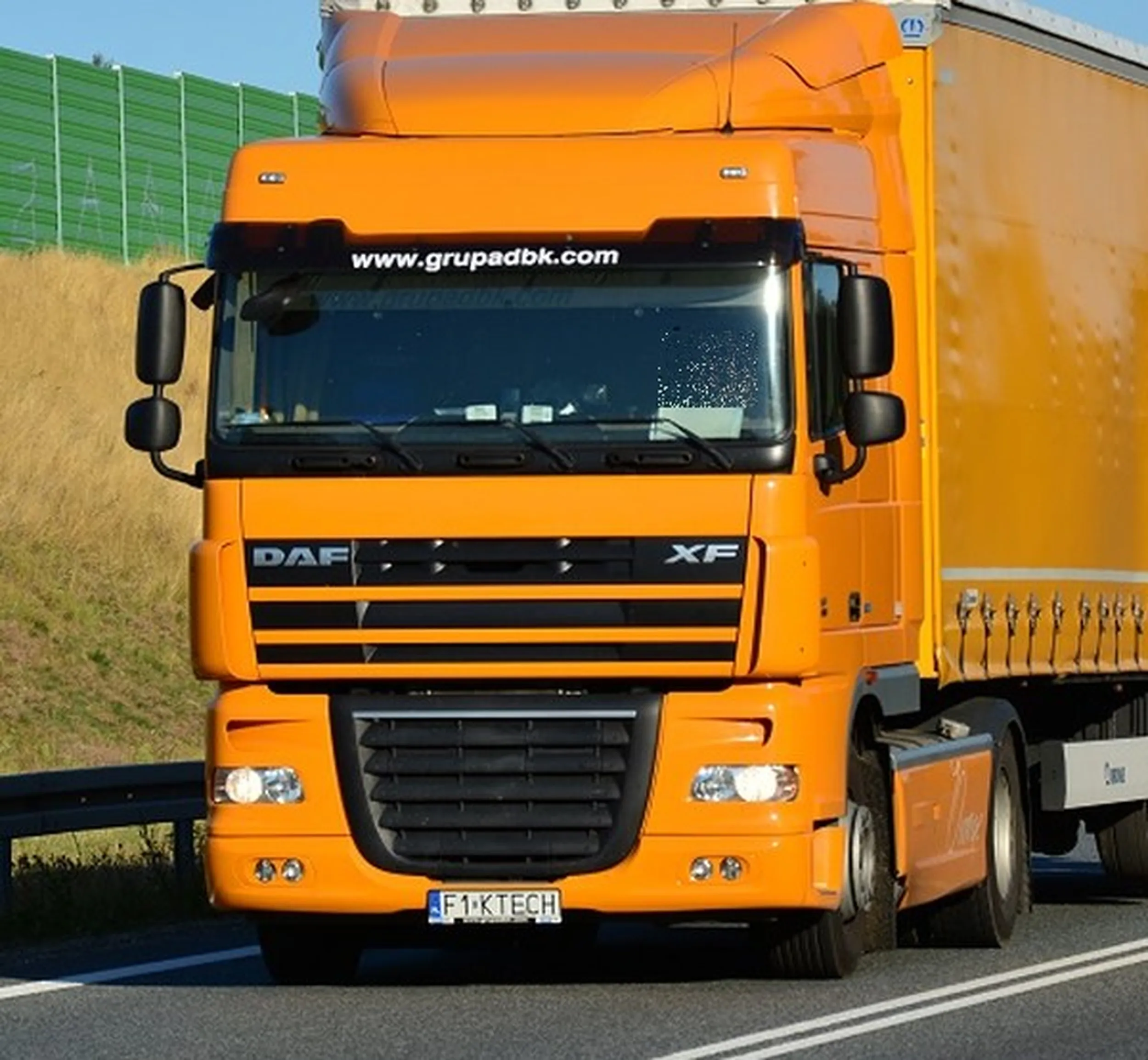 Fajny numer, blacha F1 KTECH