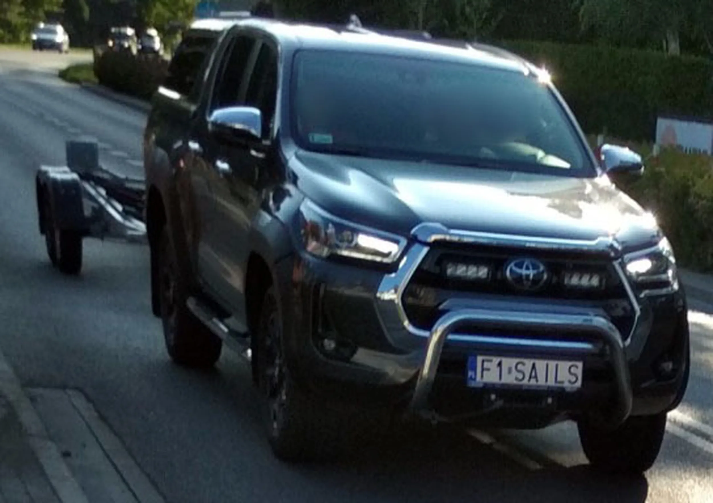 Fajny numer, blacha F1 SAILS