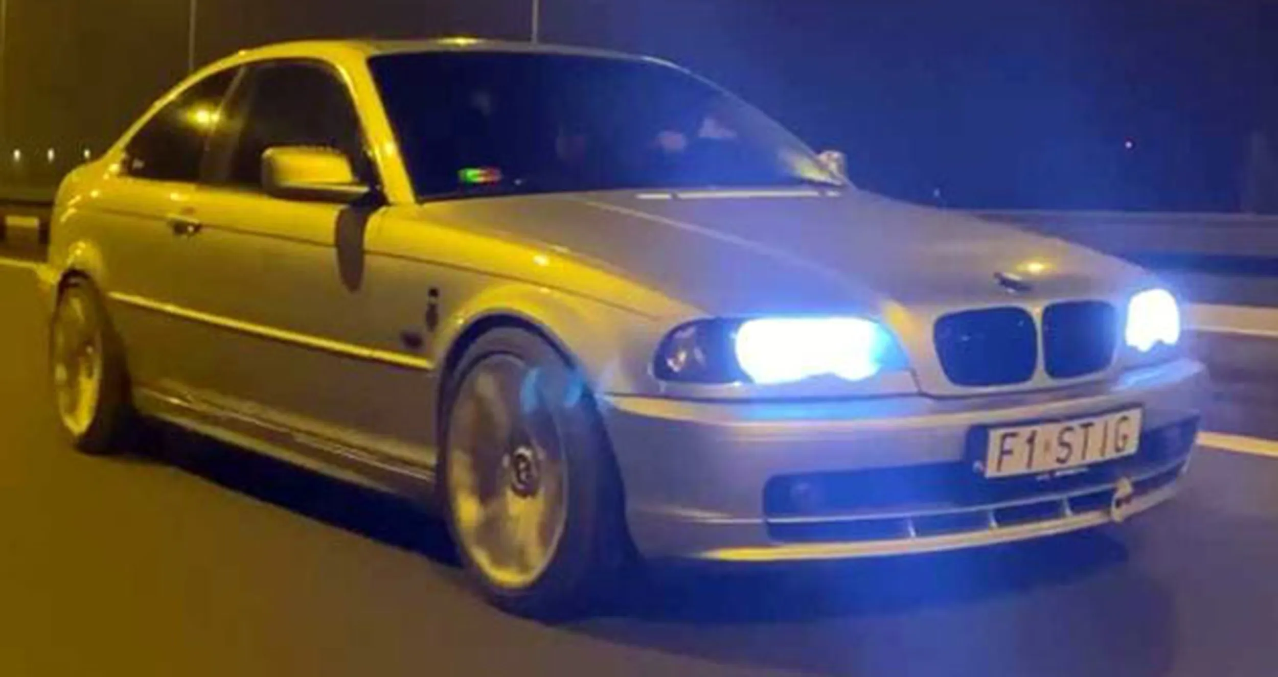 Fajny numer, blacha F1 STIG