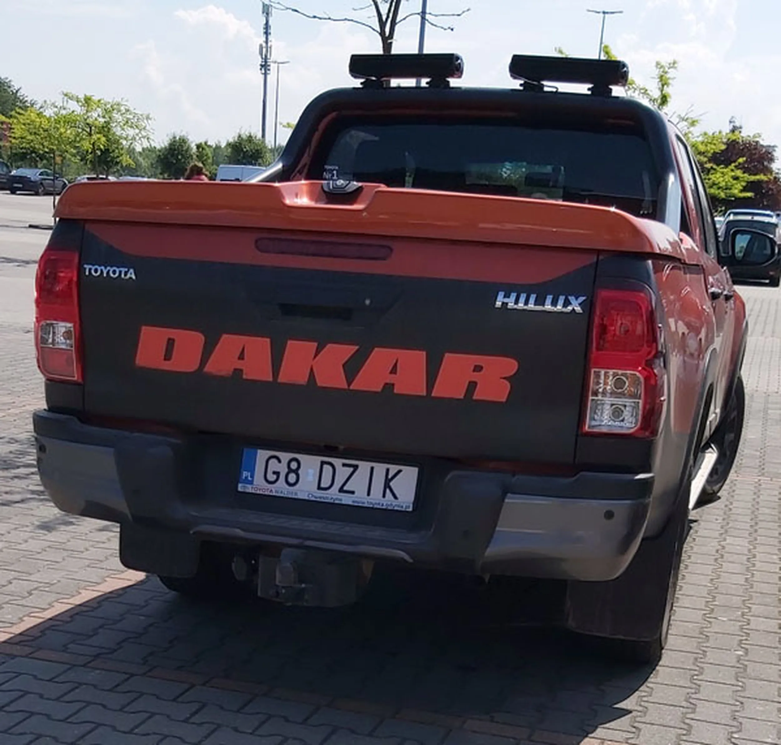 Fajny numer, blacha G8 DZIK