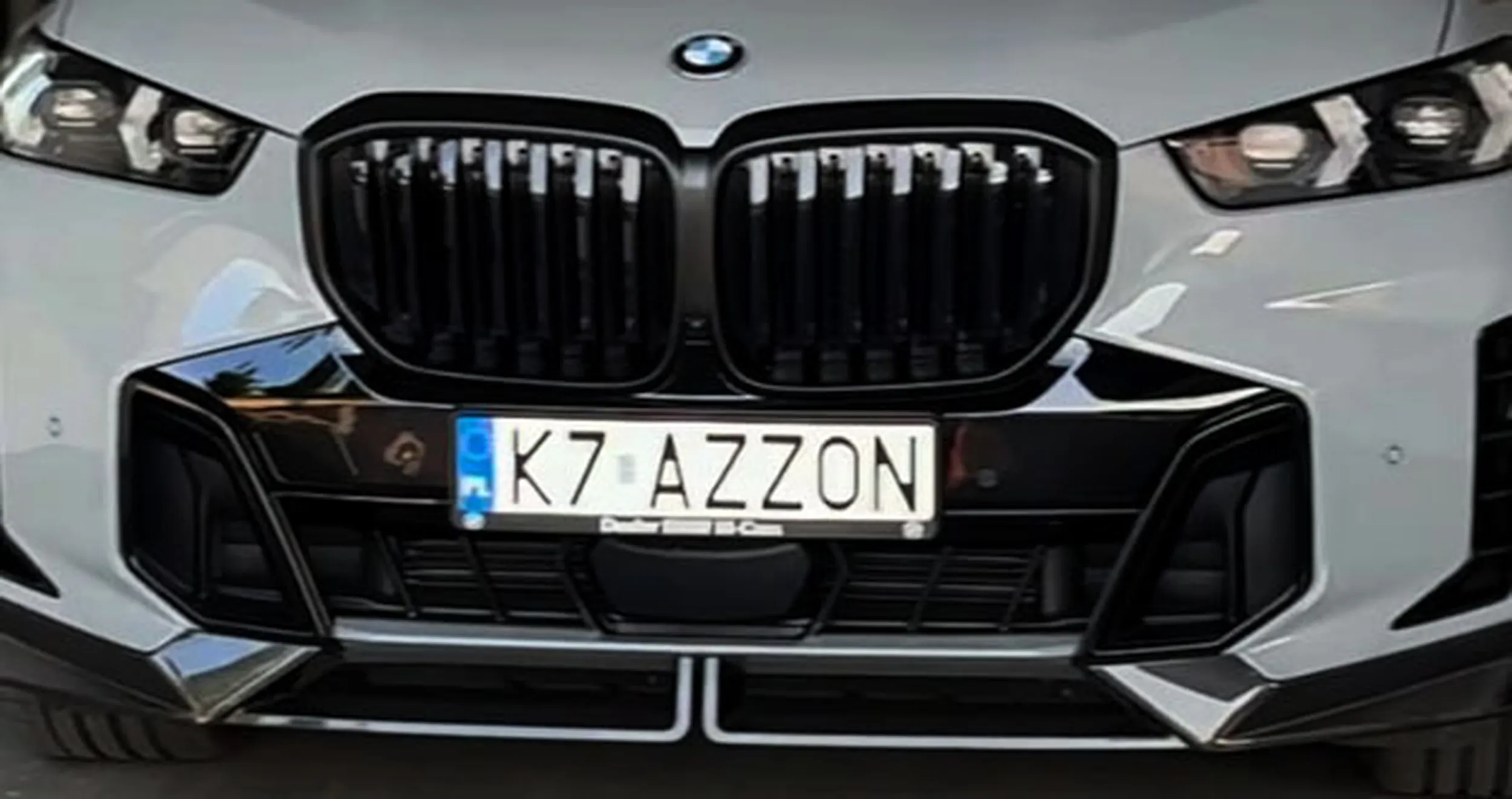 Fajny numer, blacha K7 AZZON