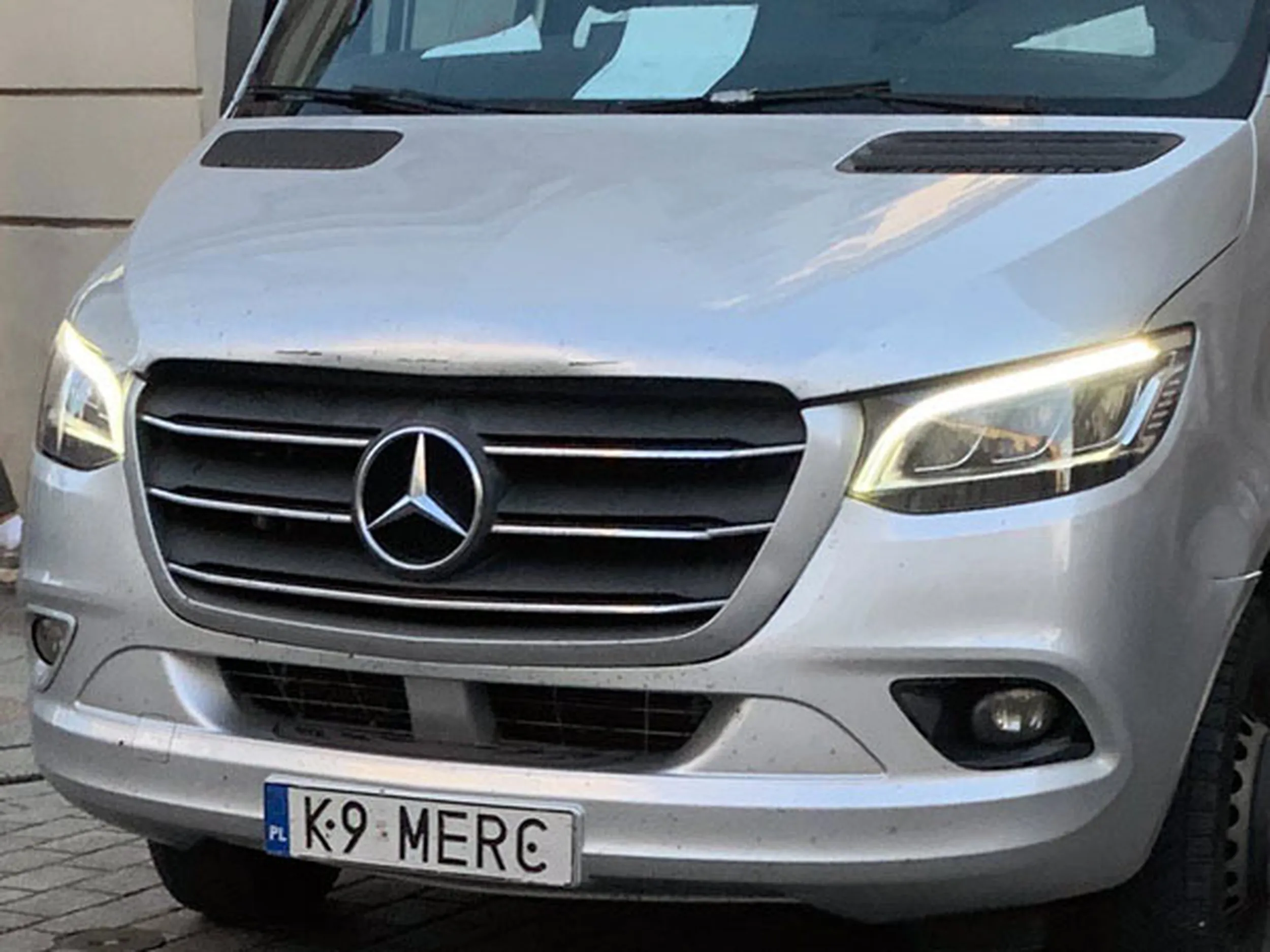 Fajny numer, blacha K9 MERC