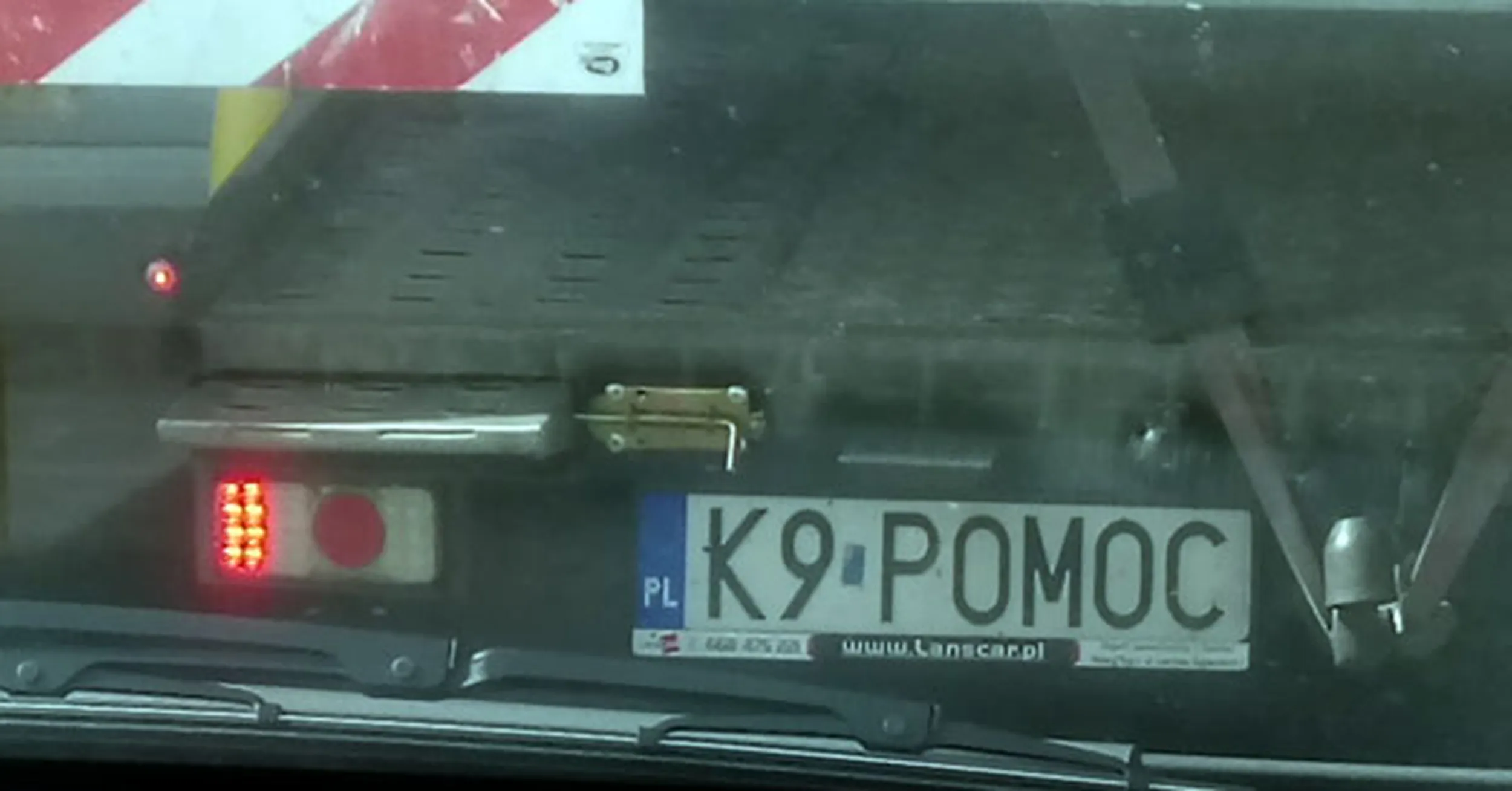 Fajny numer, blacha K9 POMOC