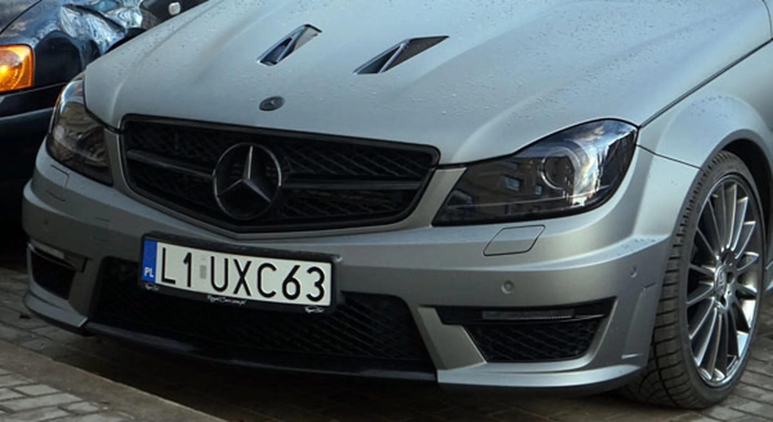 Fajny numer, blacha L1 UXC63