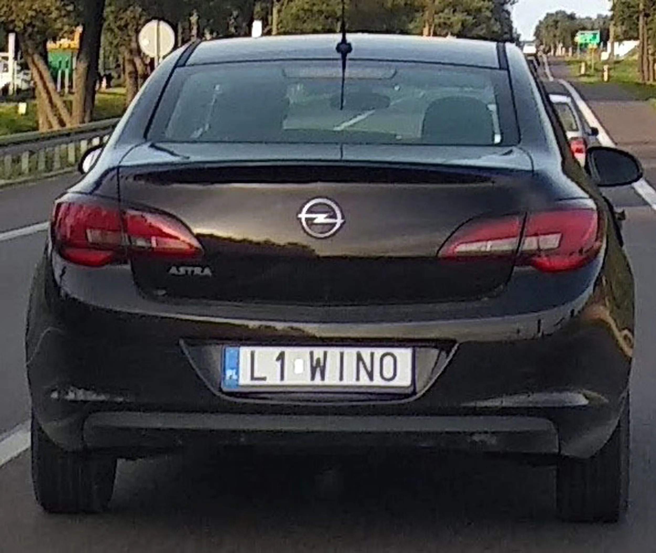 Fajny numer, blacha L1 WINO