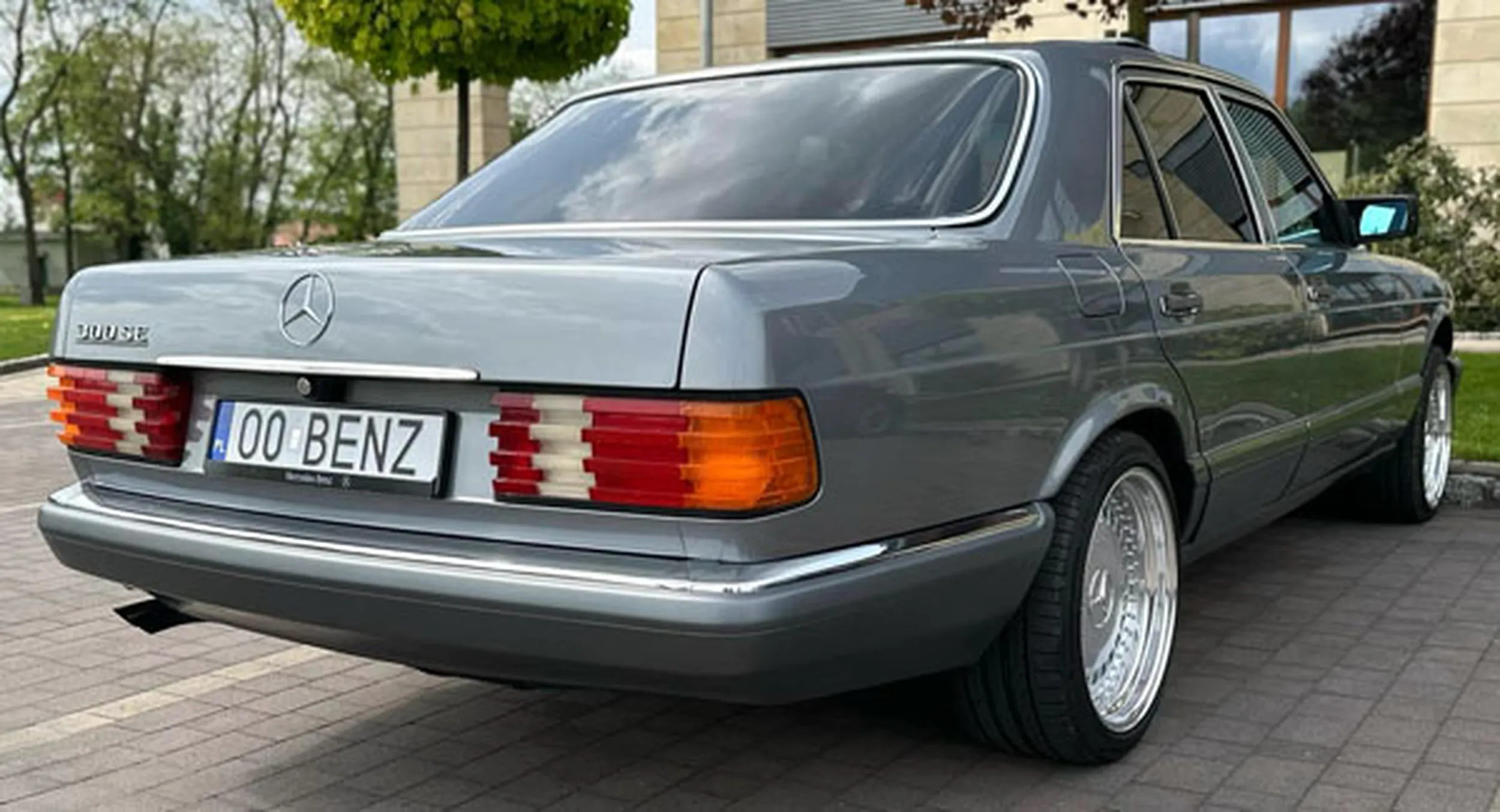 Fajny numer, blacha O0 BENZ