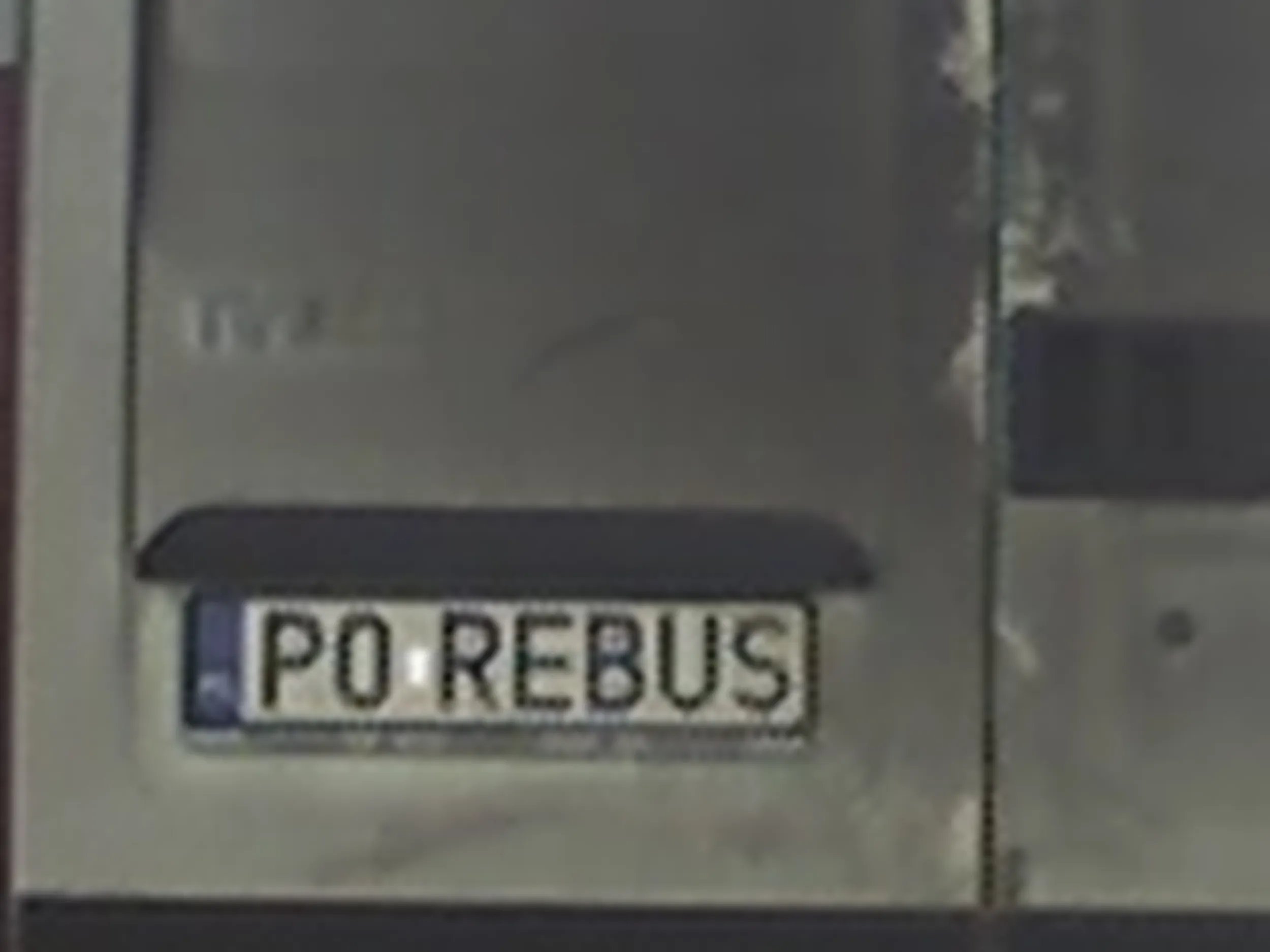 Fajny numer, blacha P0 REBUS