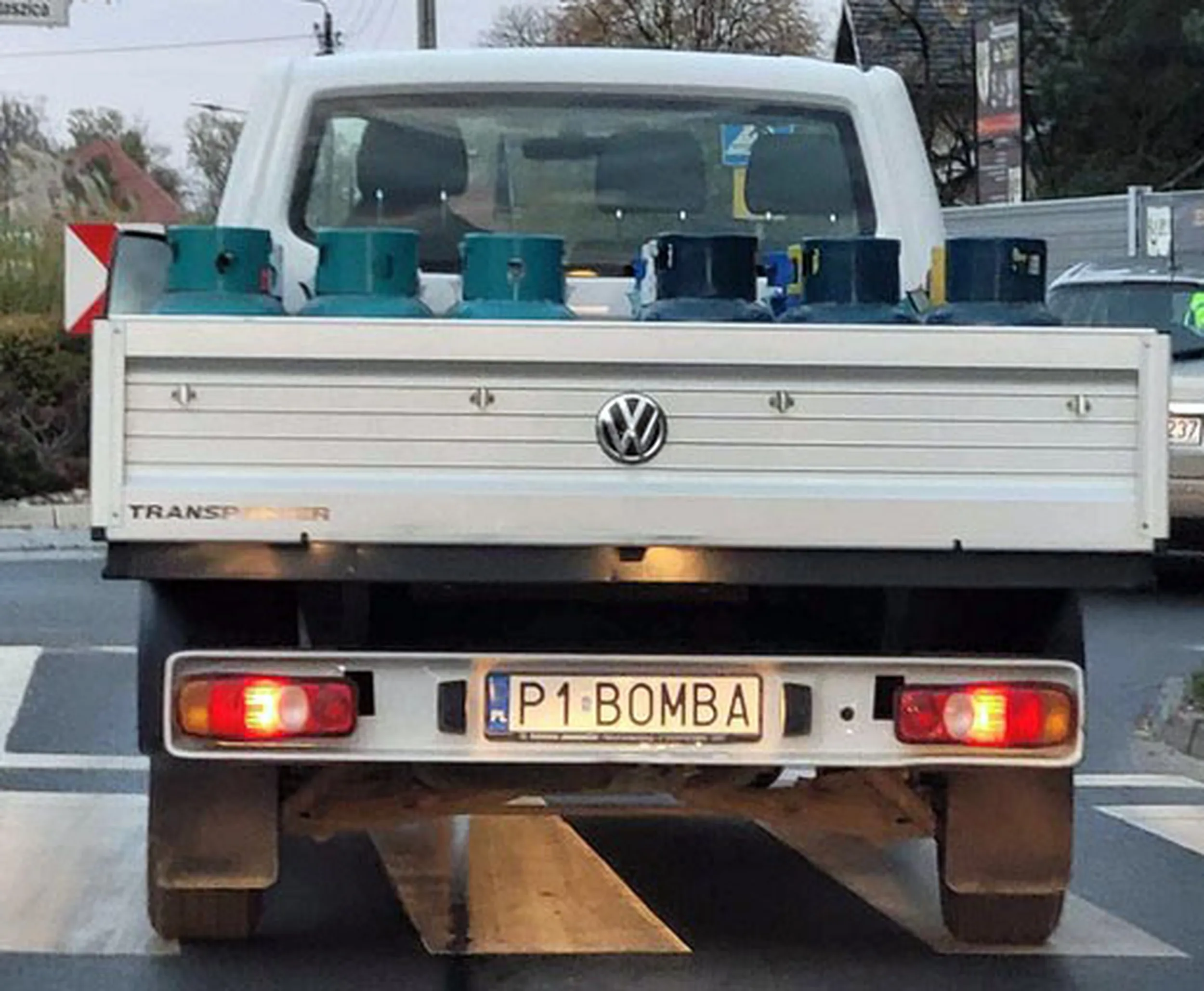 Fajny numer, blacha P1 BOMBA