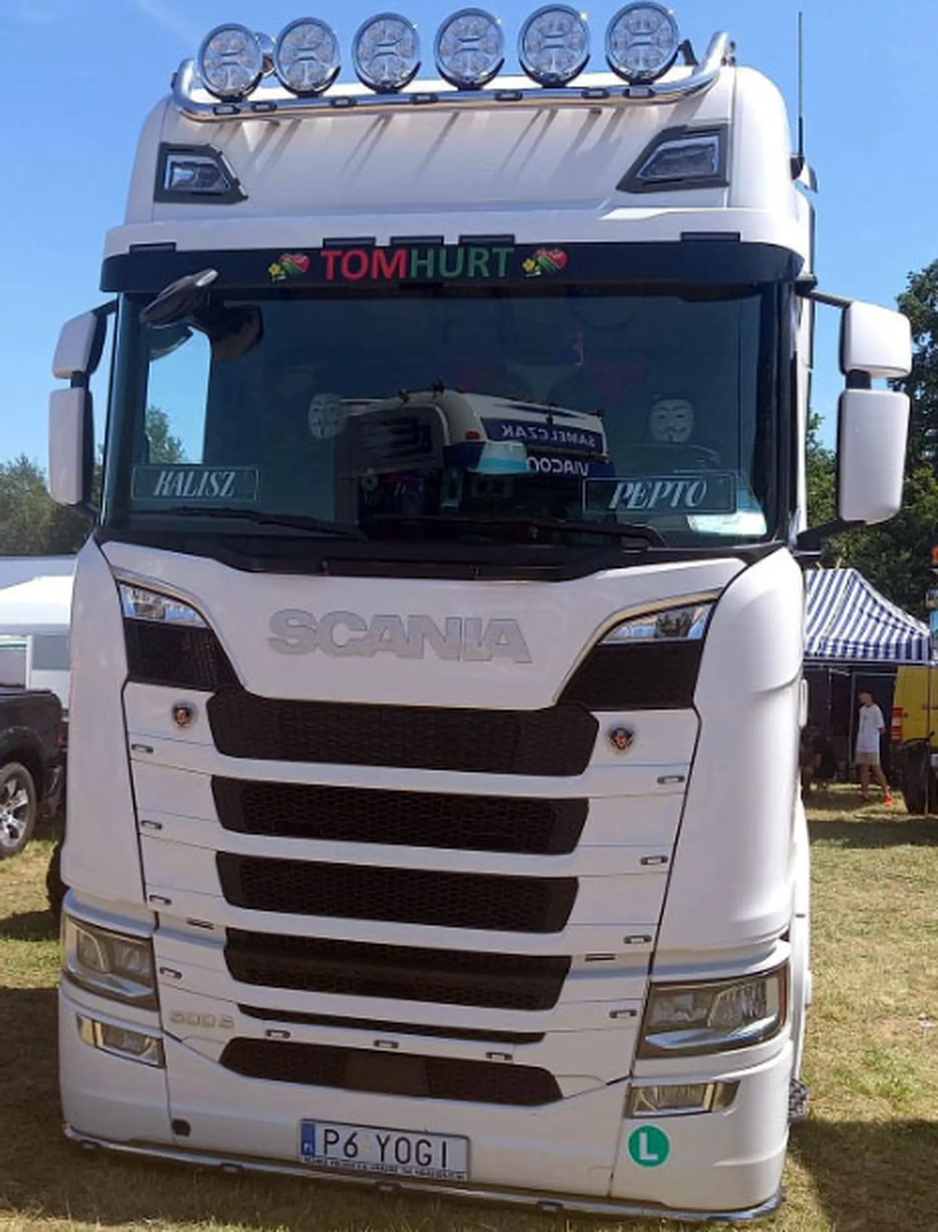 Fajny numer, blacha P6 YOGI