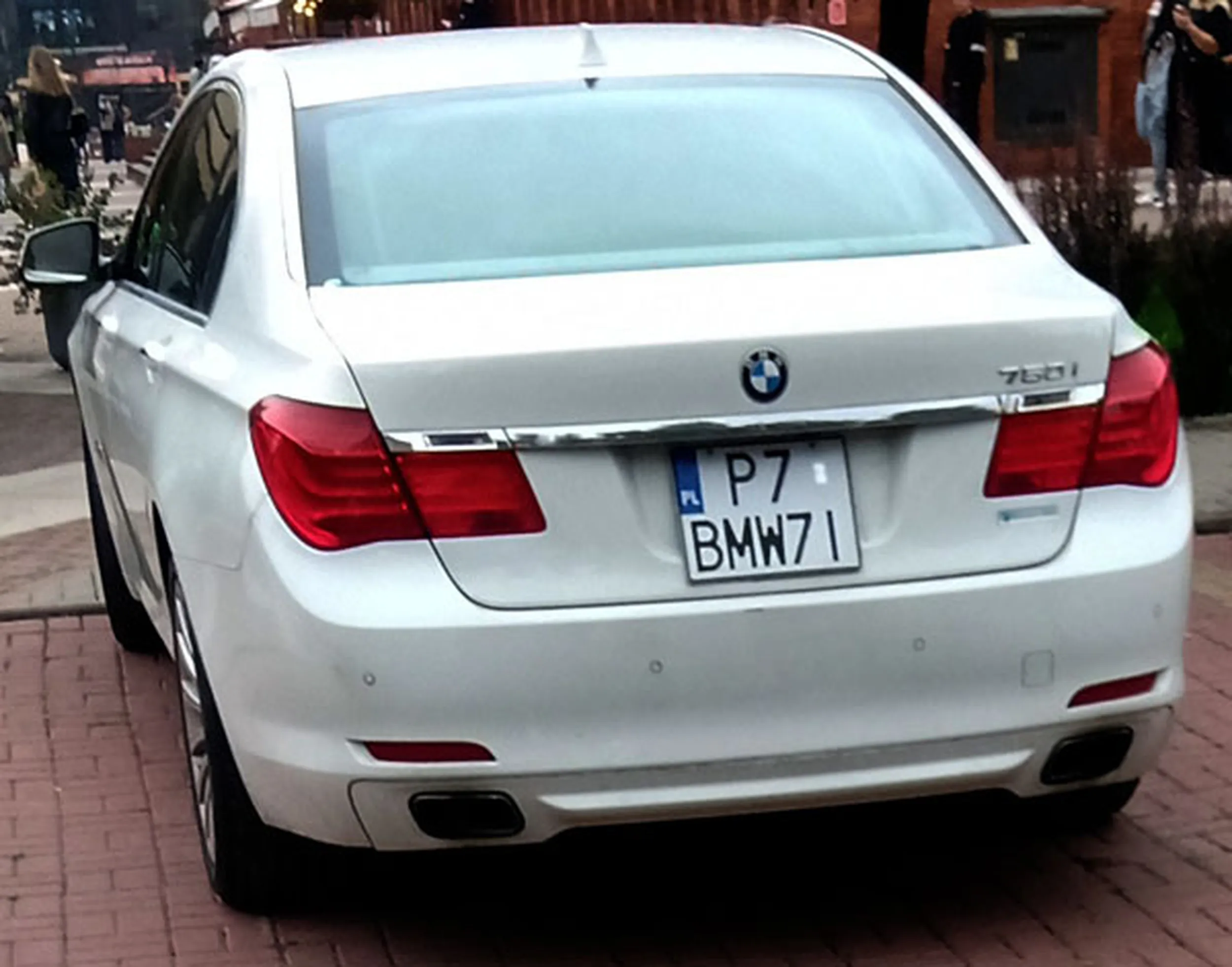 Fajny numer, blacha P7 BMW7I