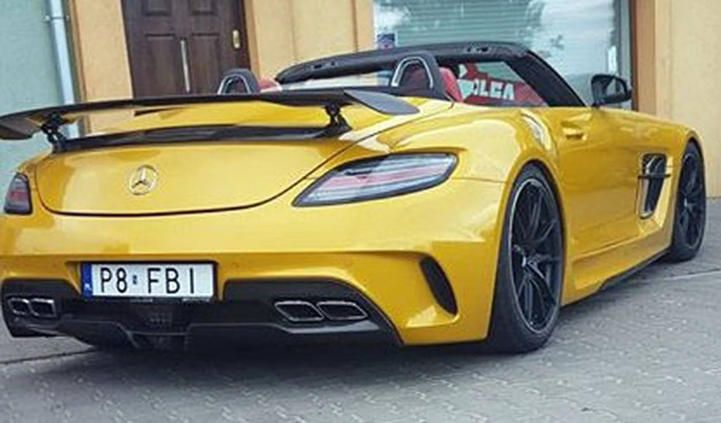 Fajny numer, blacha P8 FBI