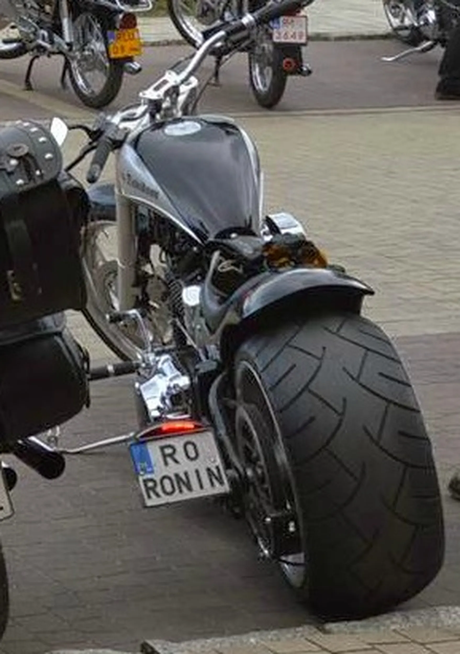 Fajny numer, blacha R0 RONIN