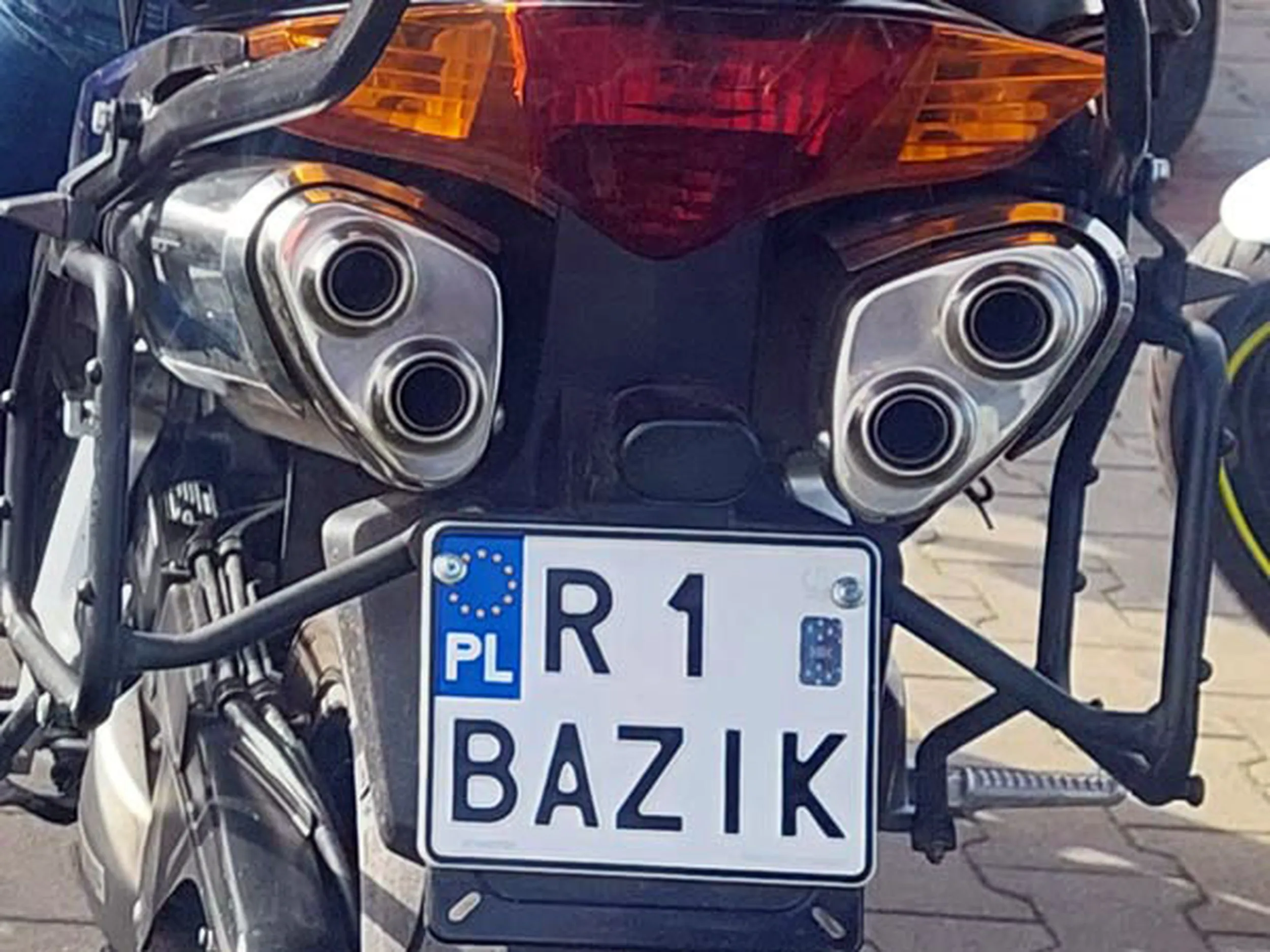 Fajny numer, blacha R1 BAZIK