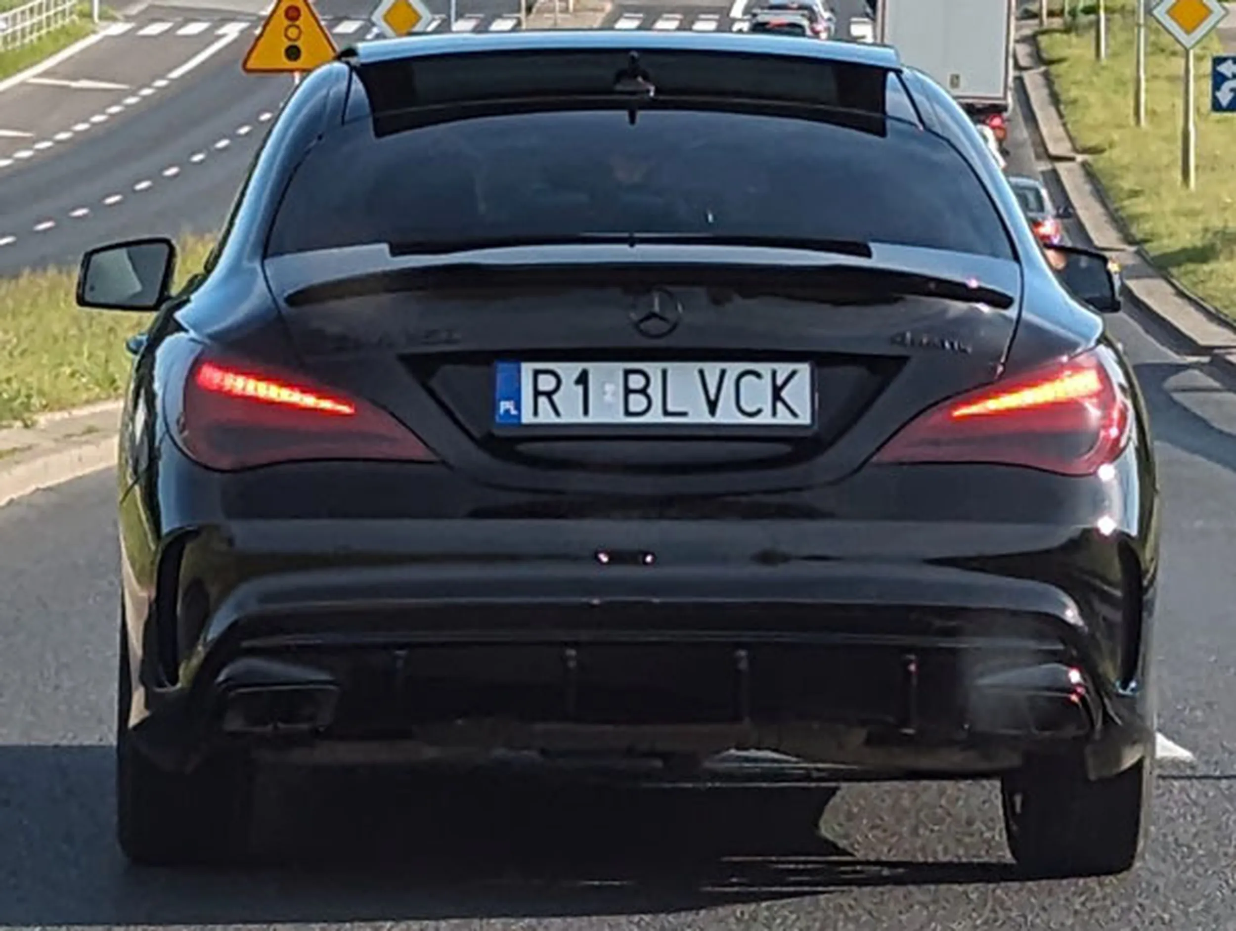 Fajny numer, blacha R1 BLVCK