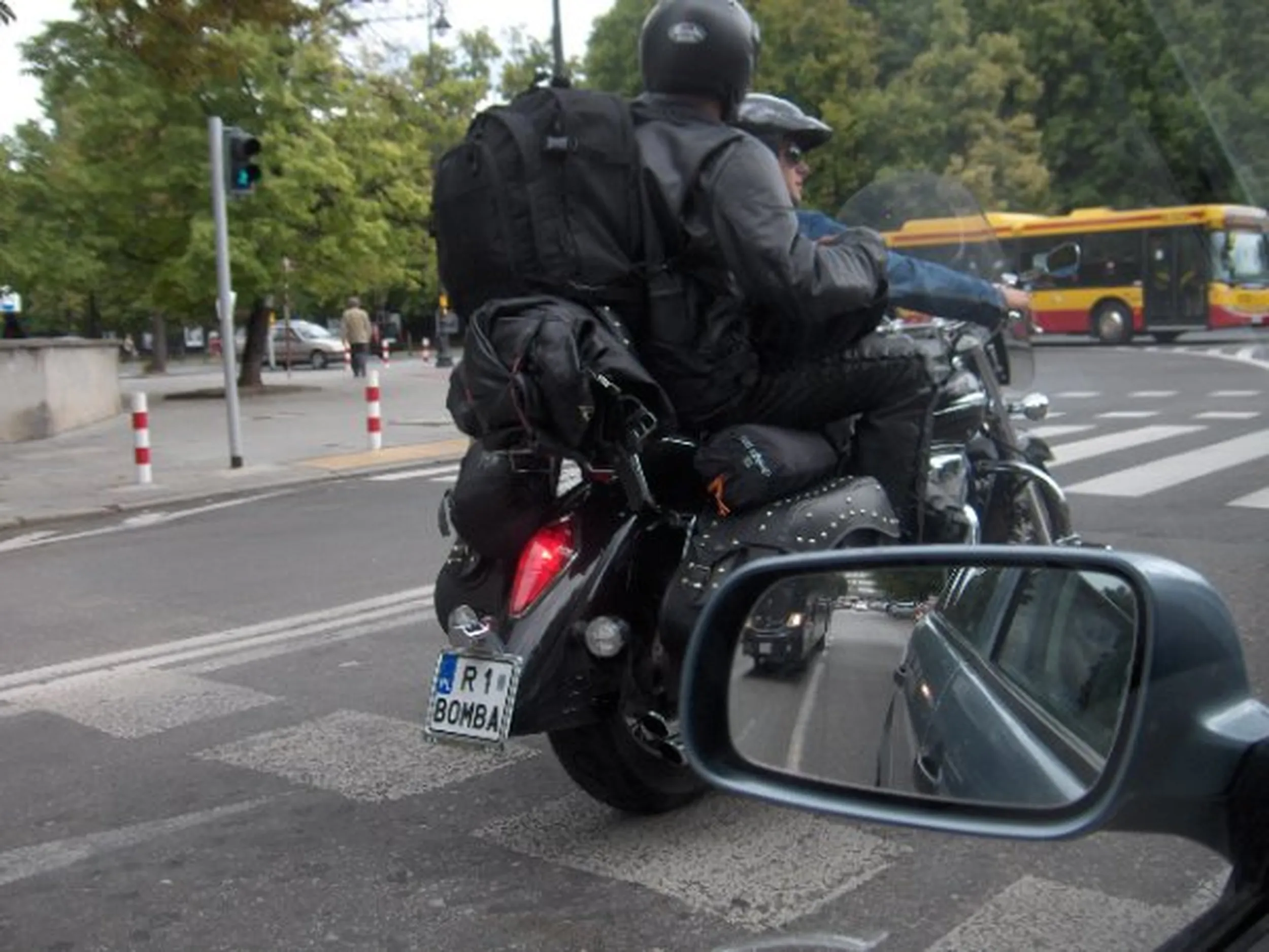 Fajny numer, blacha R1 BOMBA