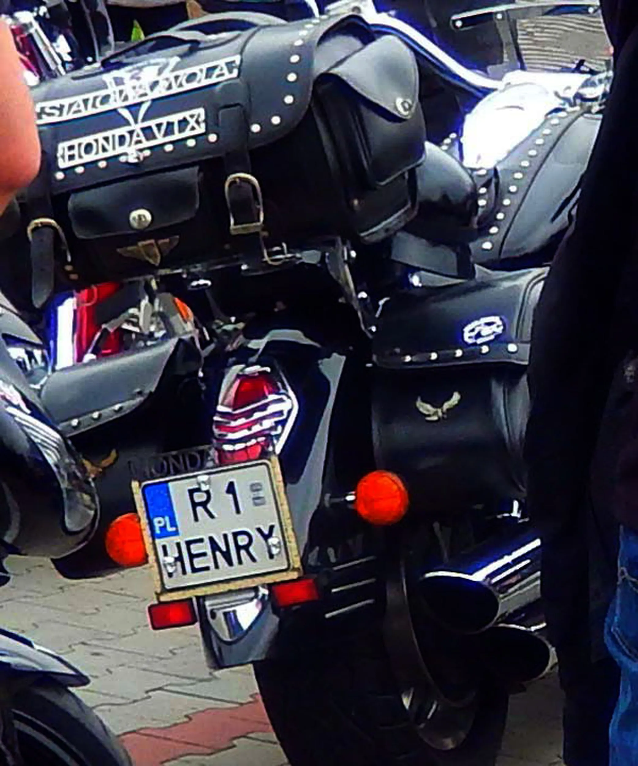 Fajny numer, blacha R1 HENRY