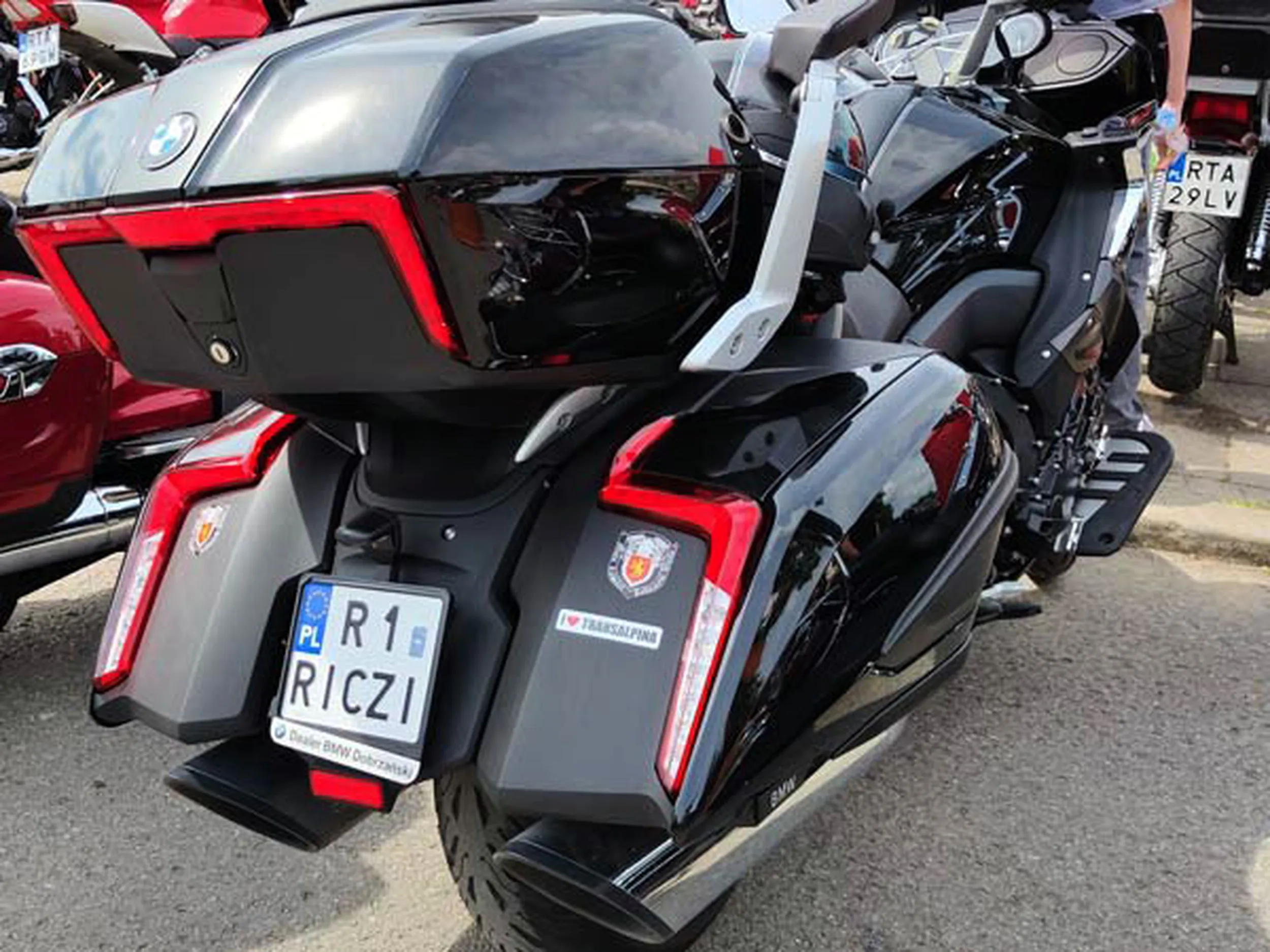 Fajny numer, blacha R1 RICZI