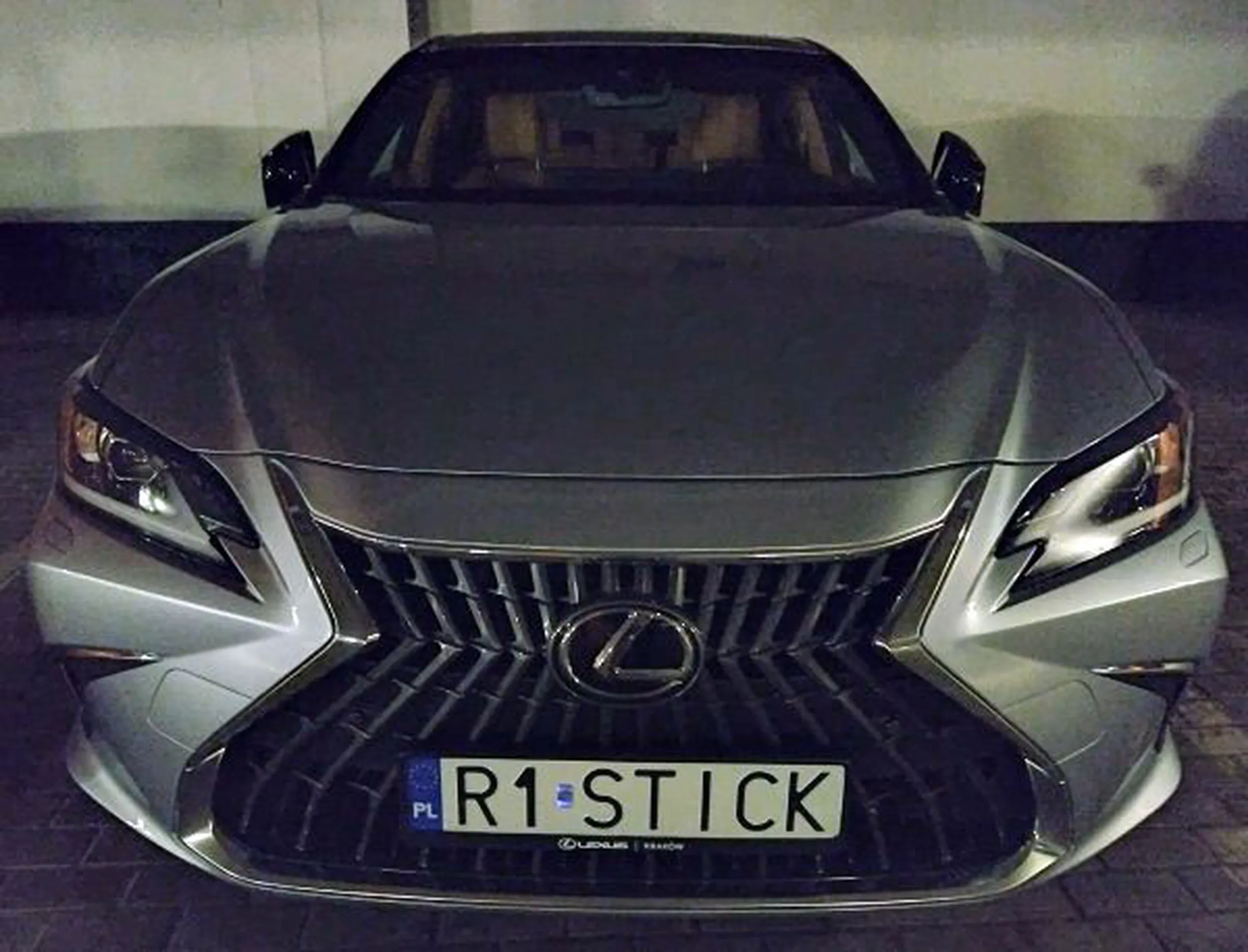 Fajny numer, blacha R1 STICK