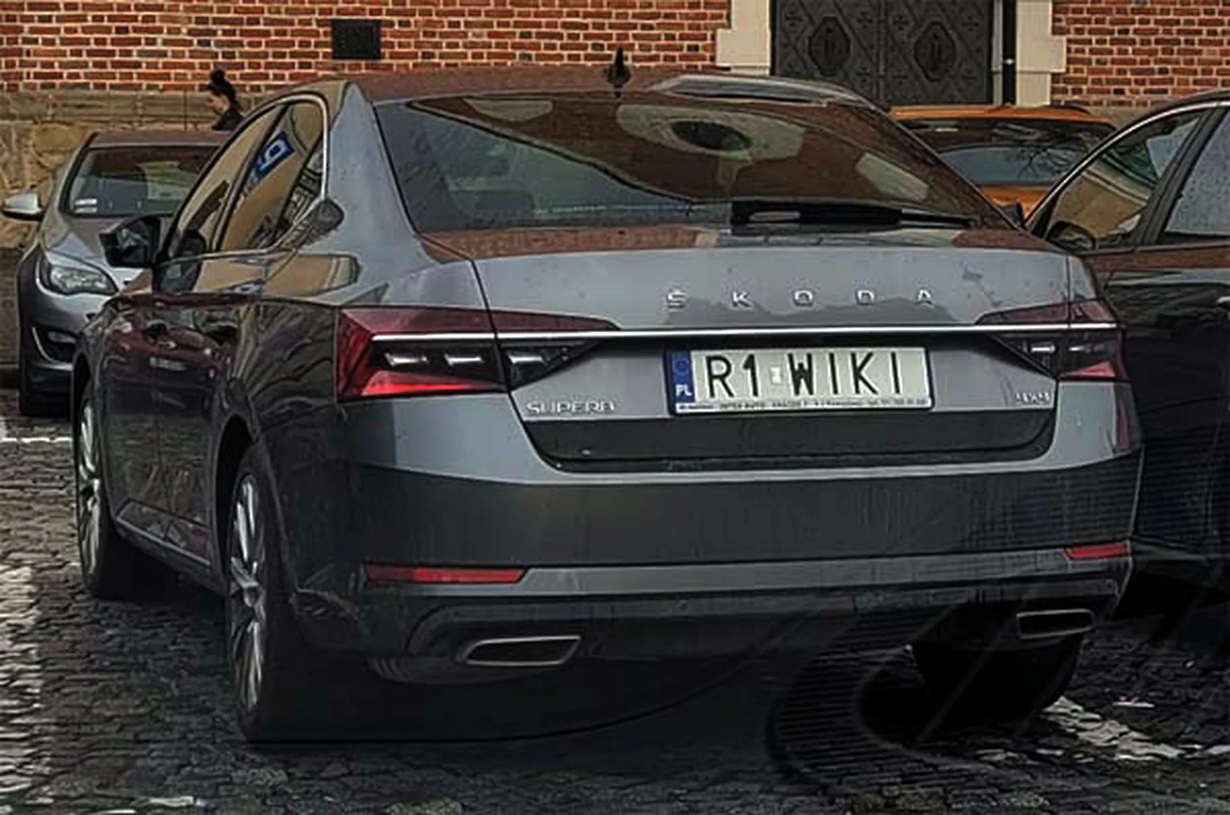 Fajny numer, blacha R1 WIKI