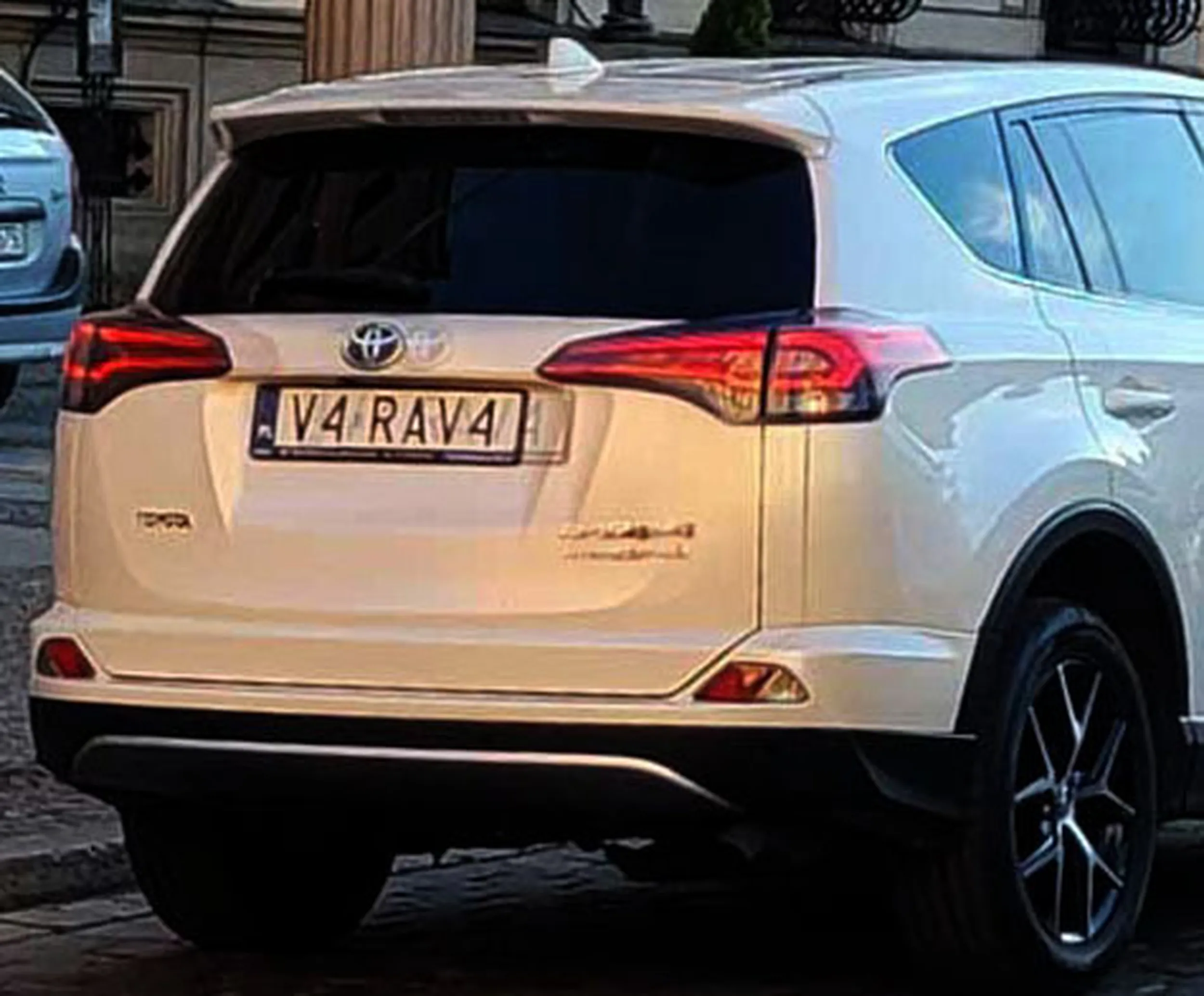 Fajny numer, blacha V4 RAV4