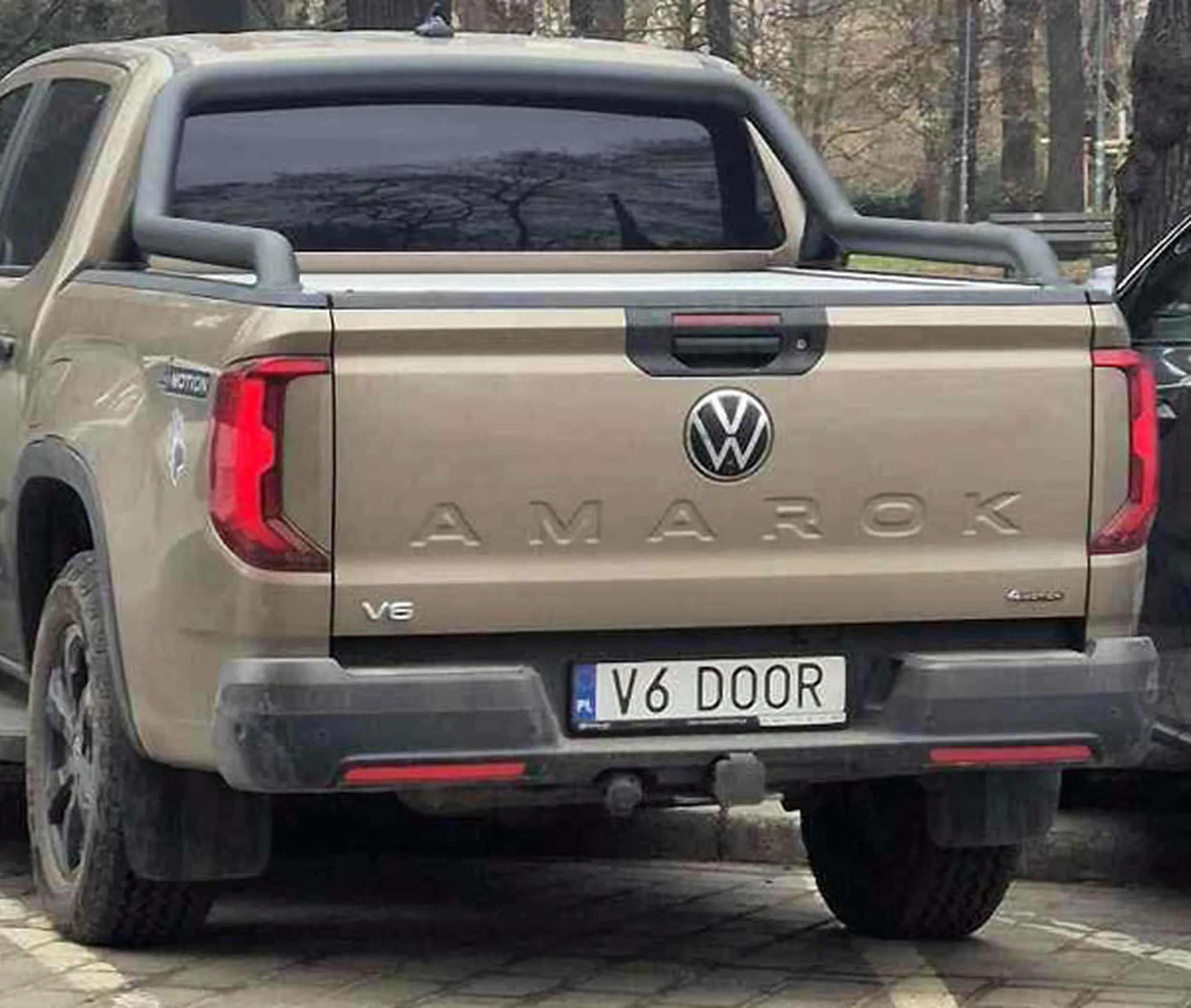 Fajny numer, blacha V6 DOOR