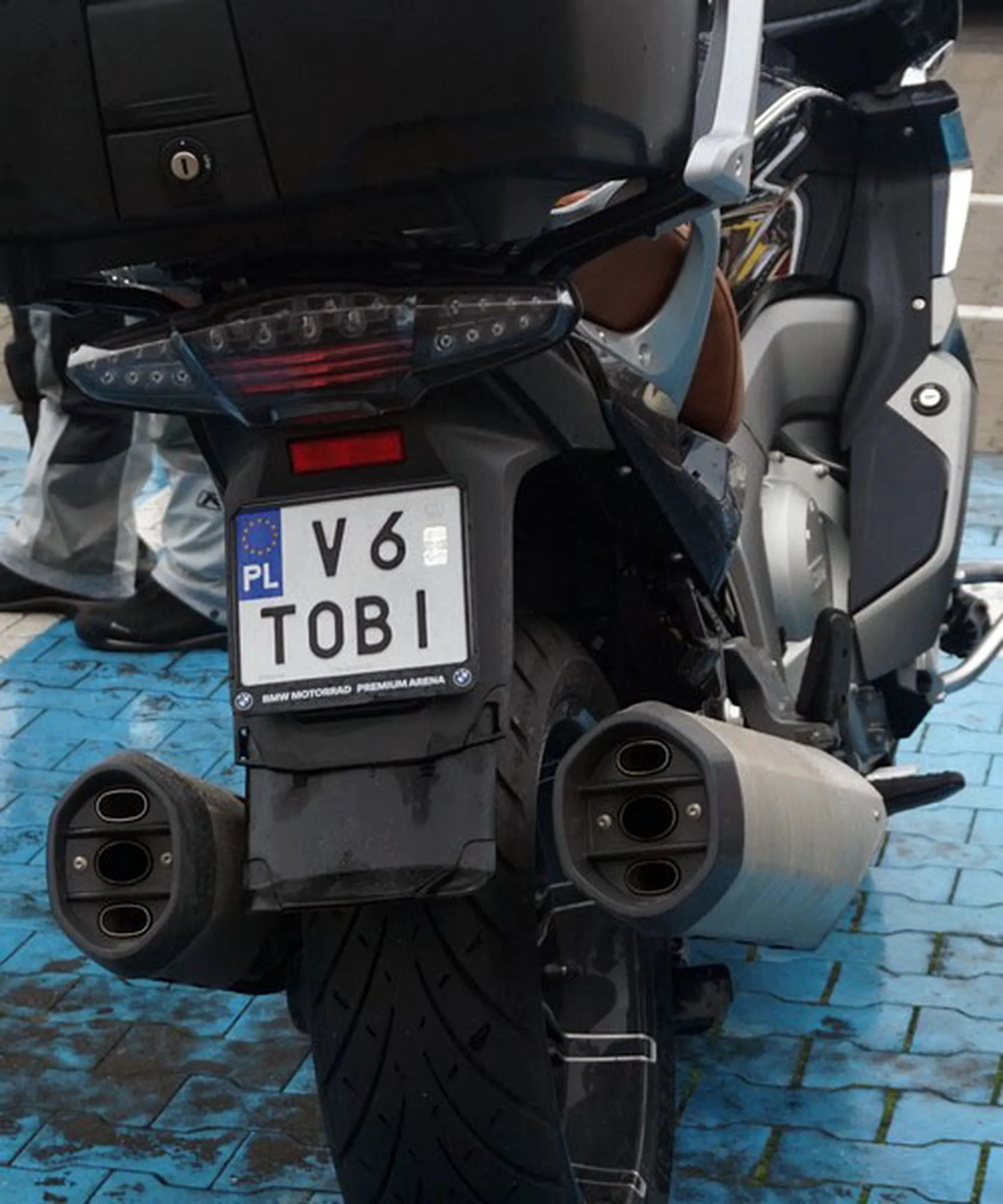 Fajny numer, blacha V6 TOBI